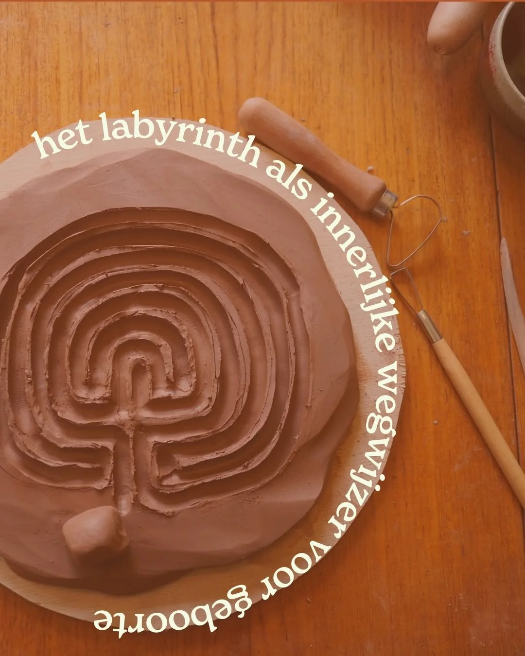 A woodturning project of a labyrinth maze on a wooden board, with carving tools and a rolling pin nearby, and a coffee mug in the top right corner. The text in the image reads, "het labyrinth als innerlijke weg: voor jezelf".