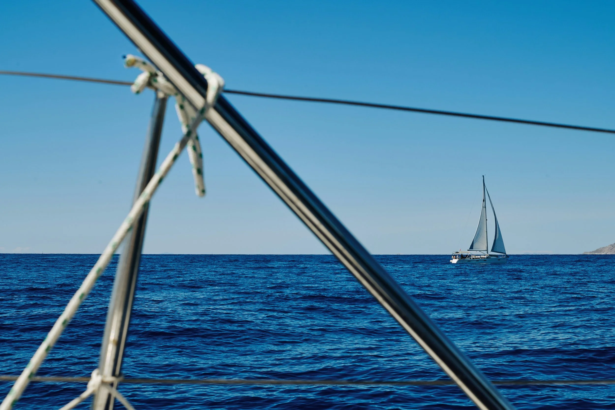 Sailing boat on Bermuda waters representing global risk solutions by ASL