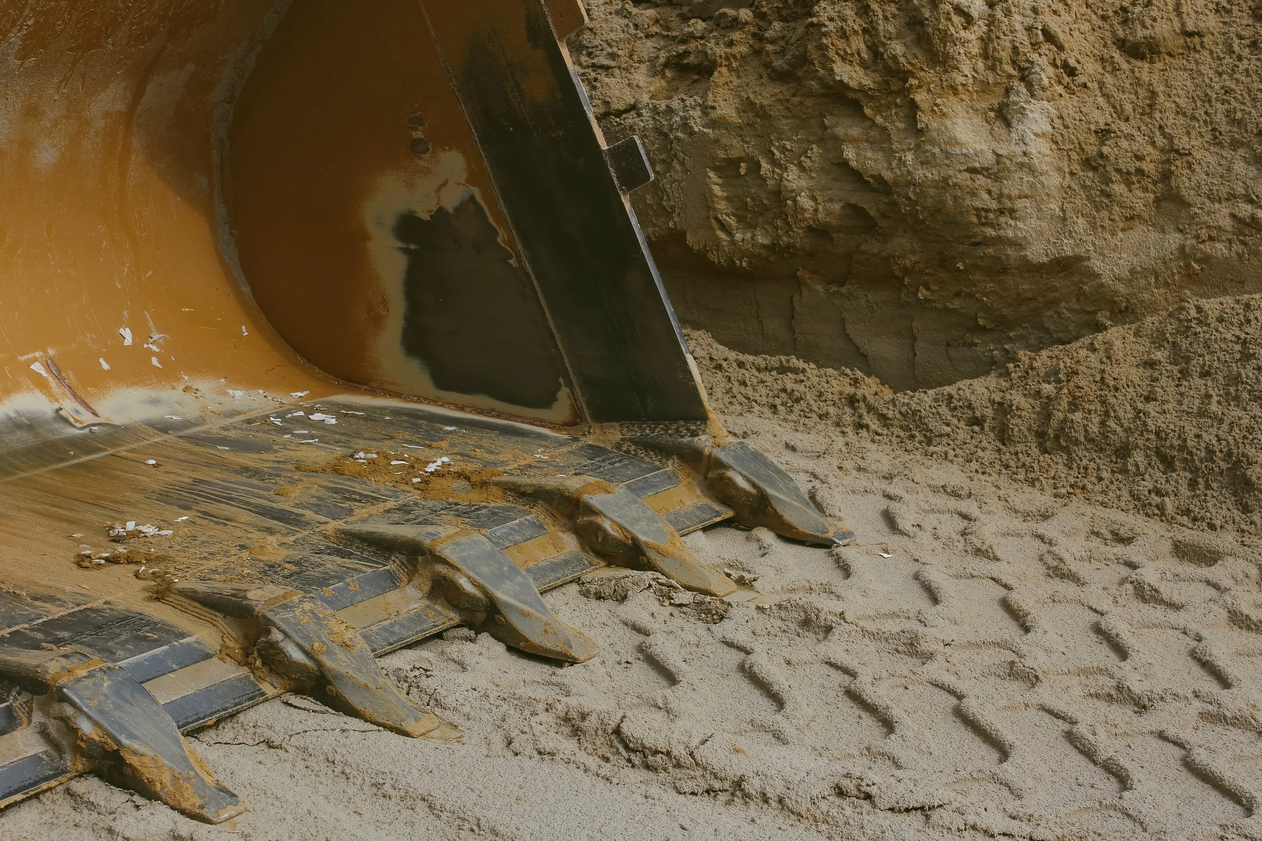 Ein Bagger auf einer Baustelle gräbt Erde aus.