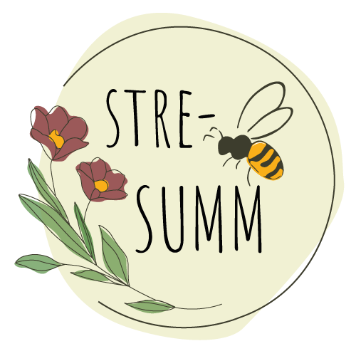 Ein handgezeichnetes Design mit einer Biene, Blumen und dem Text "Stre-Summ" in der Mitte.