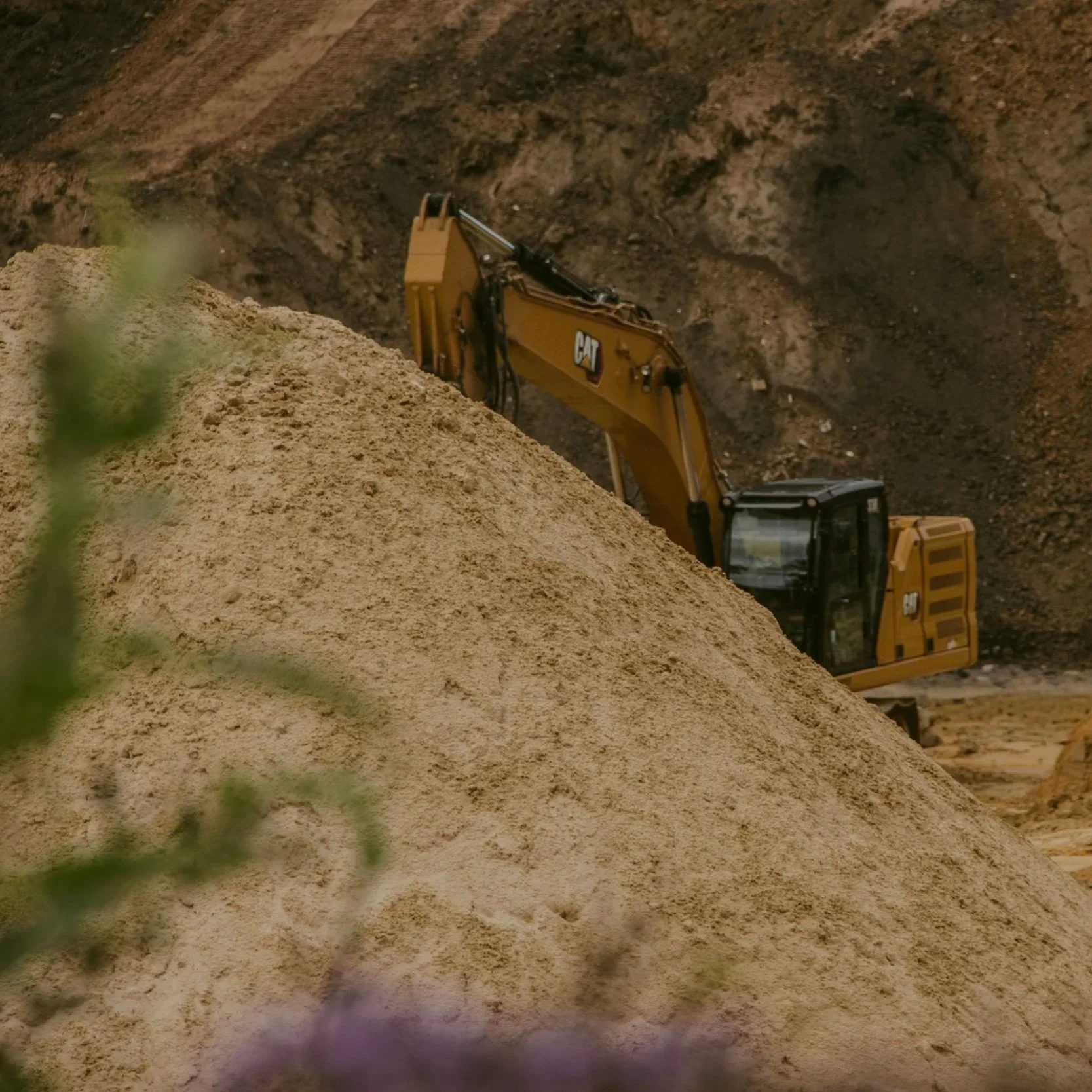 Ein Bagger beim Graben einer Grube in einer Baugrube im Boden.
