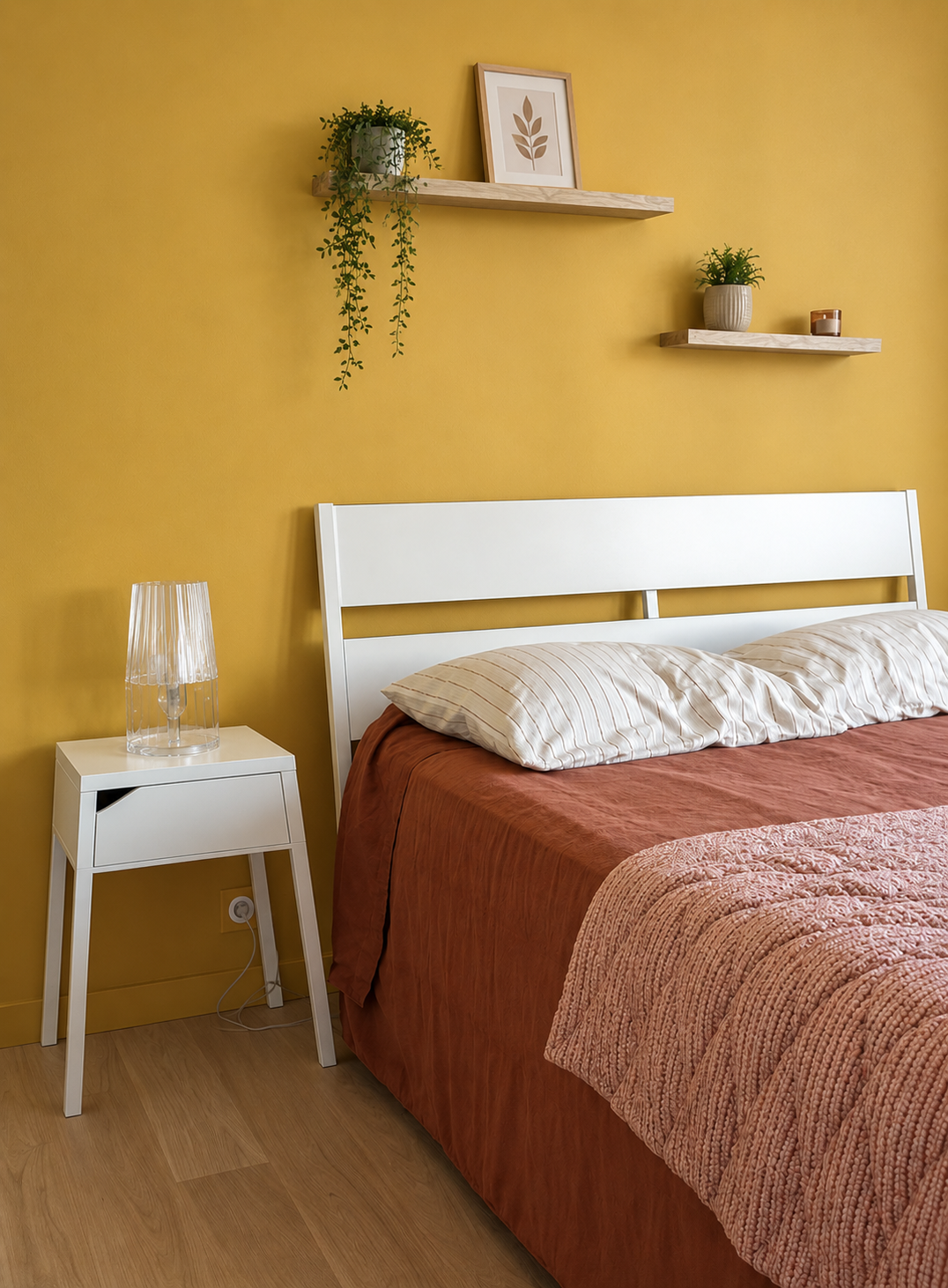 Le moutarde doré envahit le mur et transforme tout. Une seule couleur posée au bon endroit suffit à créer l'émotion.