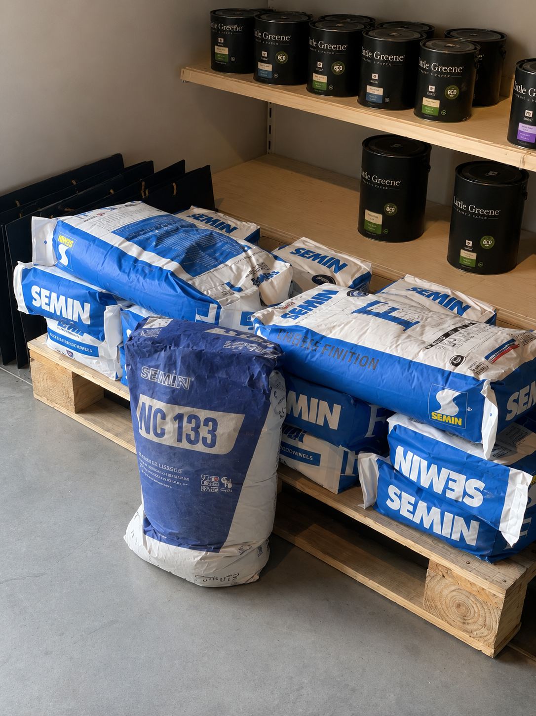 En bas, les enduits Semin F pour des murs parfaitement préparés et le ragréage UZIN NC 133 pour obtenir des sols lisses et prêts à recevoir leur revêtement. En haut, les peintures Little Greene pour sublimer chaque projet avec des finitions de qualit