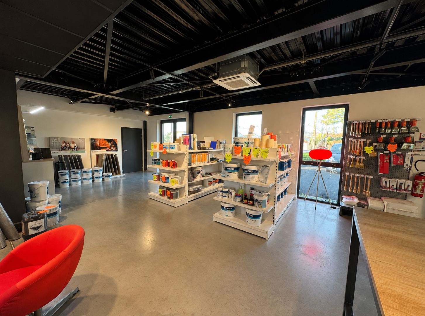 Plafond noir, sol béton, linéaires colorés. Même notre espace de vente est une invitation à oser la couleur.