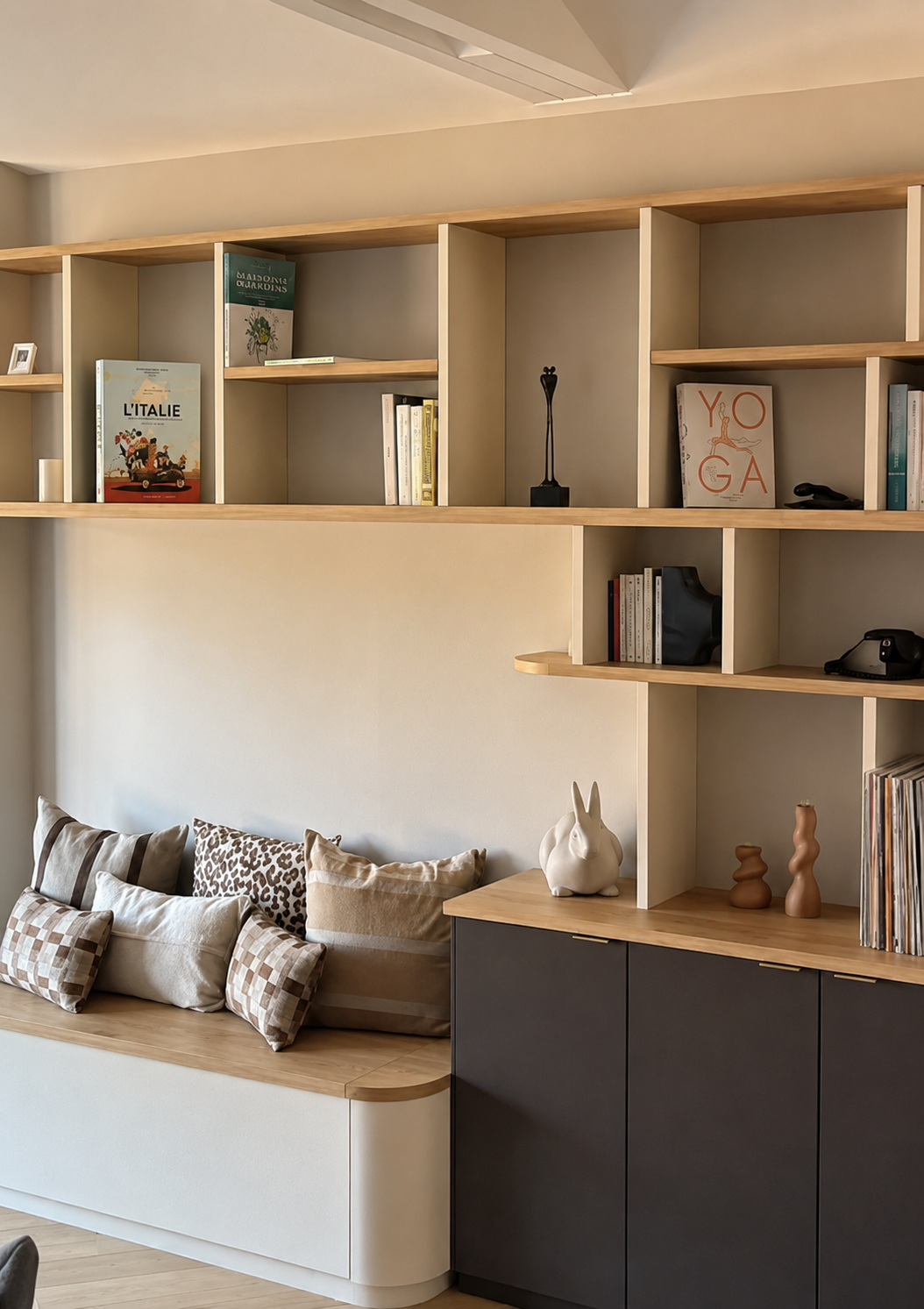 Gris anthracite en bas, bois naturel en haut, blanc crème en fond. Une palette tricolore sur mesure qui sublime le mobilier.