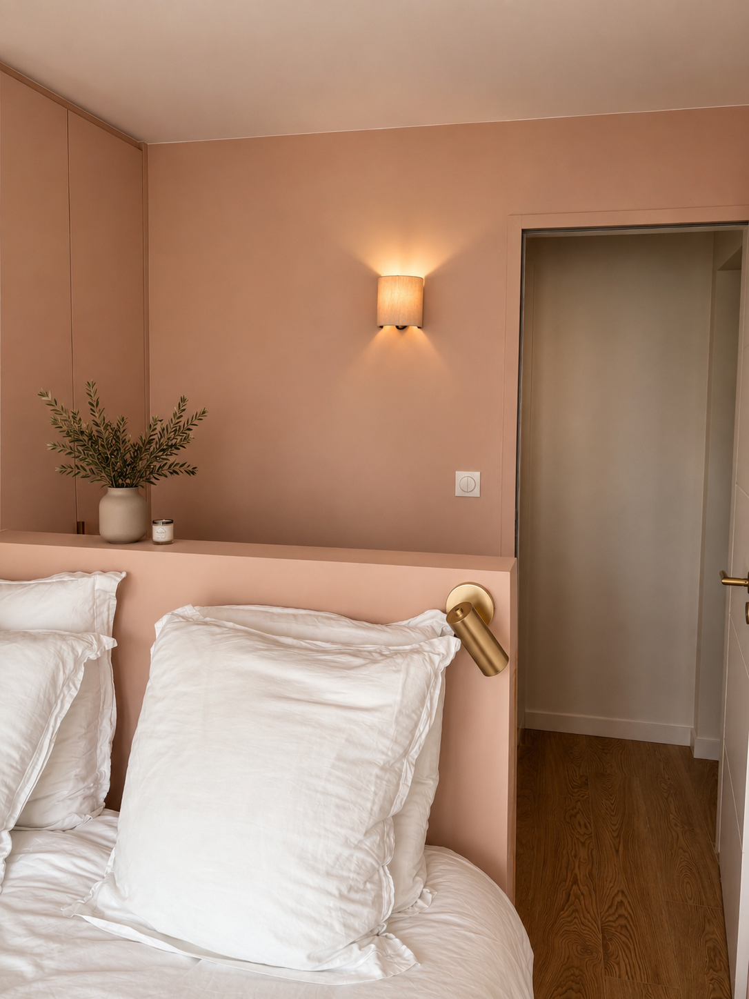 Tout en douceur, cette chambre se distingue par une teinte nude poudrée qui apporte chaleur et sérénité à l’espace. La peinture sublime les volumes et les matériaux, créant une atmosphère cocooning propice au repos et au bien-être.