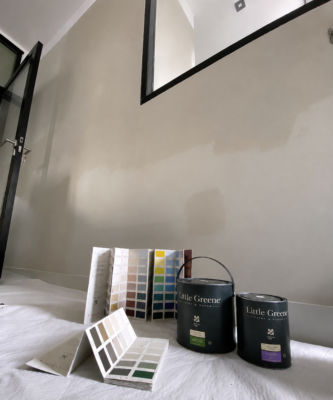 Une peinture en teinte pierre, les échantillons Little Greene soigneusement sélectionnés. Parce qu'un beau chantier commence toujours par le bon choix de couleur.