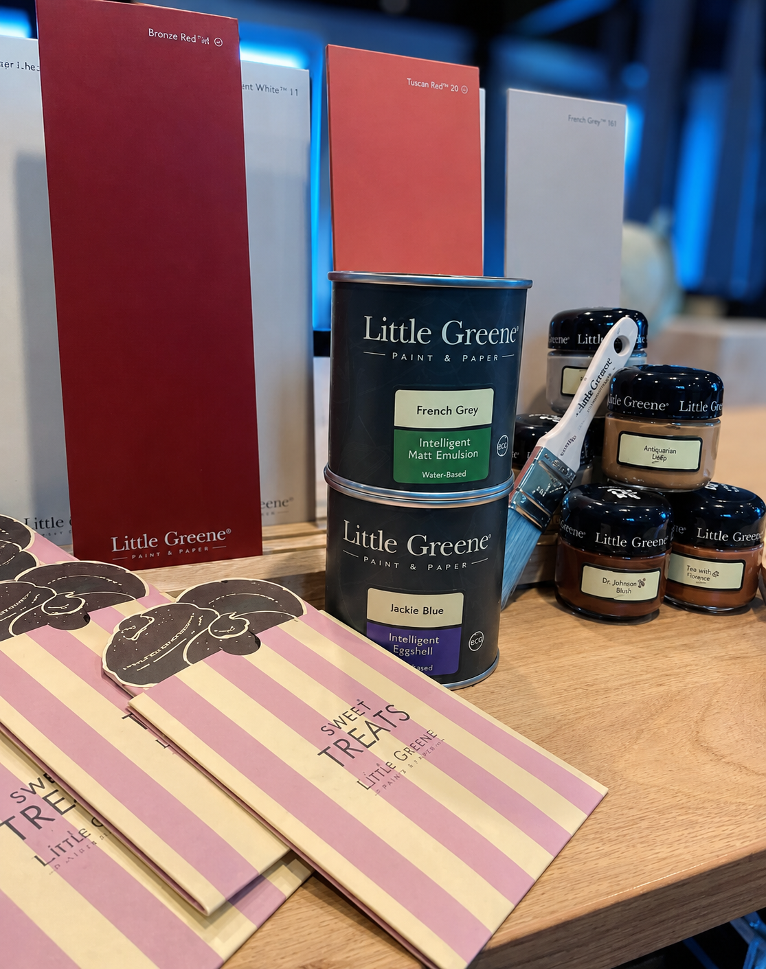 Little Greene, c'est une collection de couleurs qui racontent quelque chose. Venez les toucher, les comparer, les projeter.