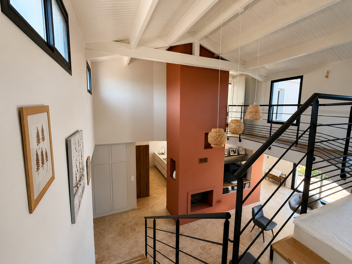 Un mur terracotta profond qui structure l'espace et réchauffe instantanément l'atmosphère. La couleur comme vrai parti pris déco.