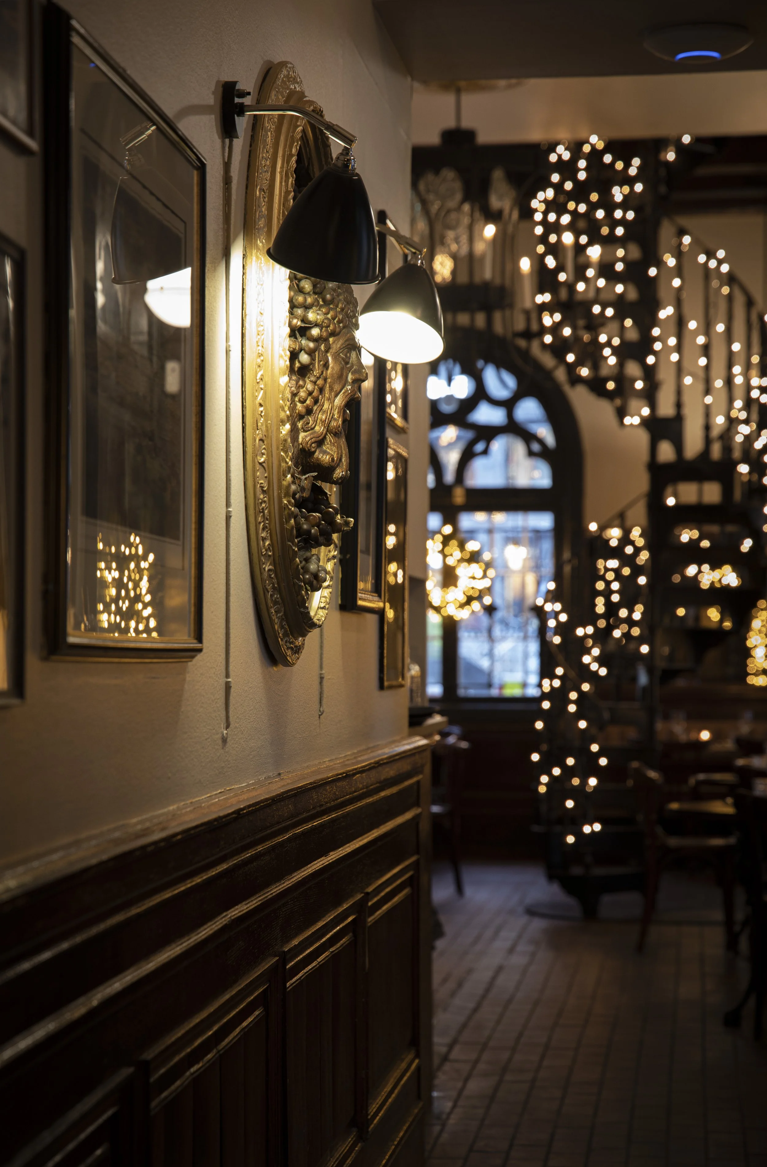 Bilde av restauranten inne, dekorert med julelys, juletre - Kirkeristen Vertshus - Oslo Sentrum - Norsk julebord, norsk restaurant
