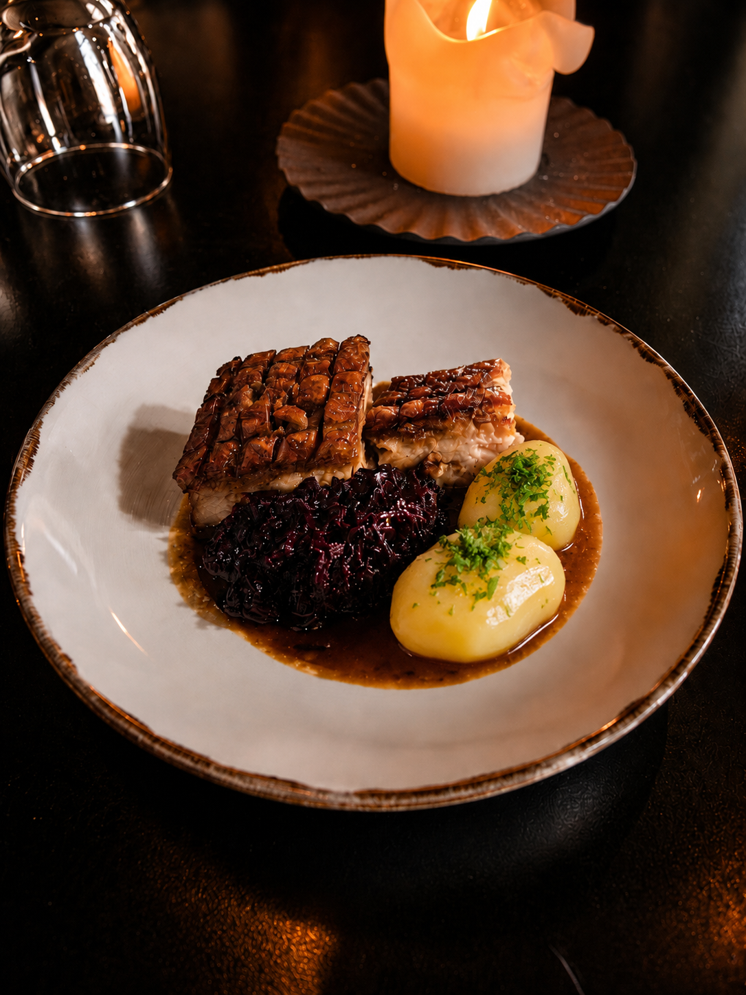 Foto av ribbetallerken, ribbe, kokt poteter og rødkål - julebord, Oslo - Kirkeristen