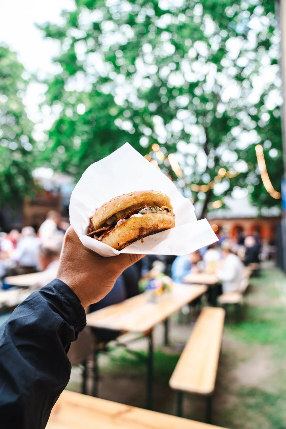 Bilde av burger på uteservering under VM