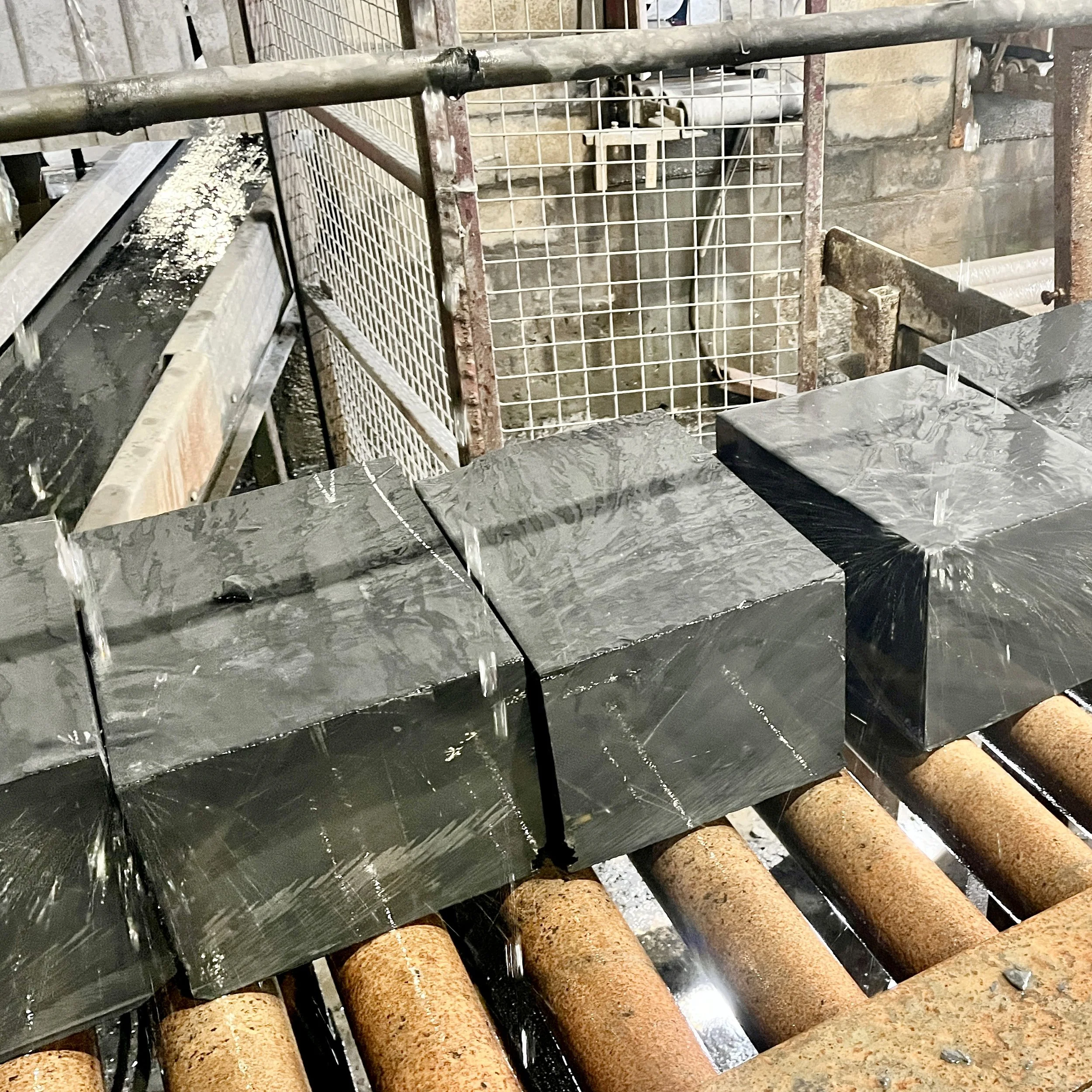  Quarried natural slate blocks — grading and selection for conservation roofing 