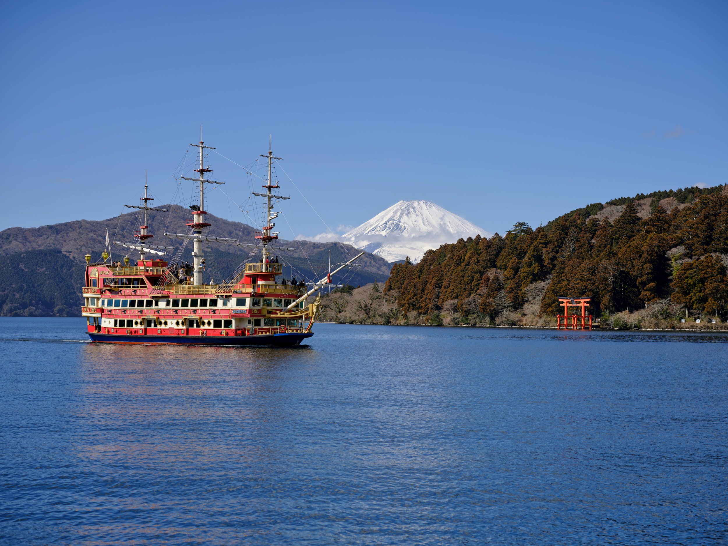 Lake Ashi Hakone with boats and mountain view — Hakone day trip Japan 14 day itinerary