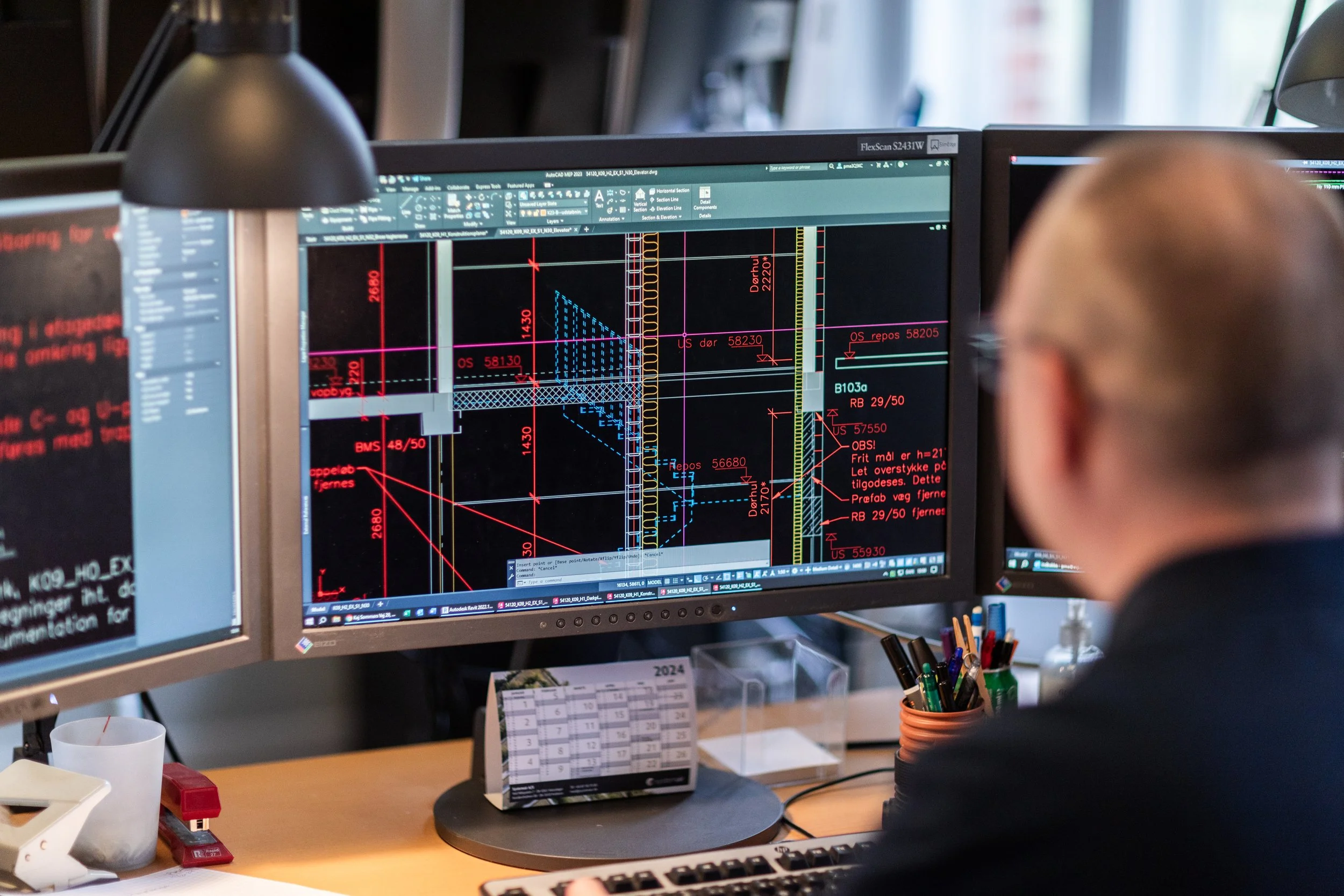 Skærmbillede af CAD-tegning med tekniske mål og linjer, der viser en bygning eller strukturel design.