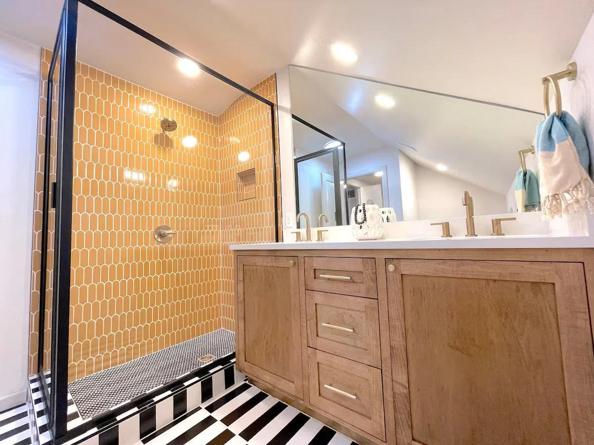 garage - bath 2 .jpg