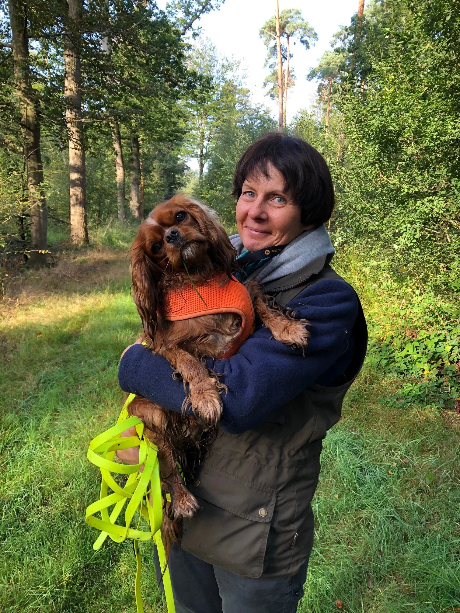 Anneliese en Janneke tijdens hun speurles in het bos