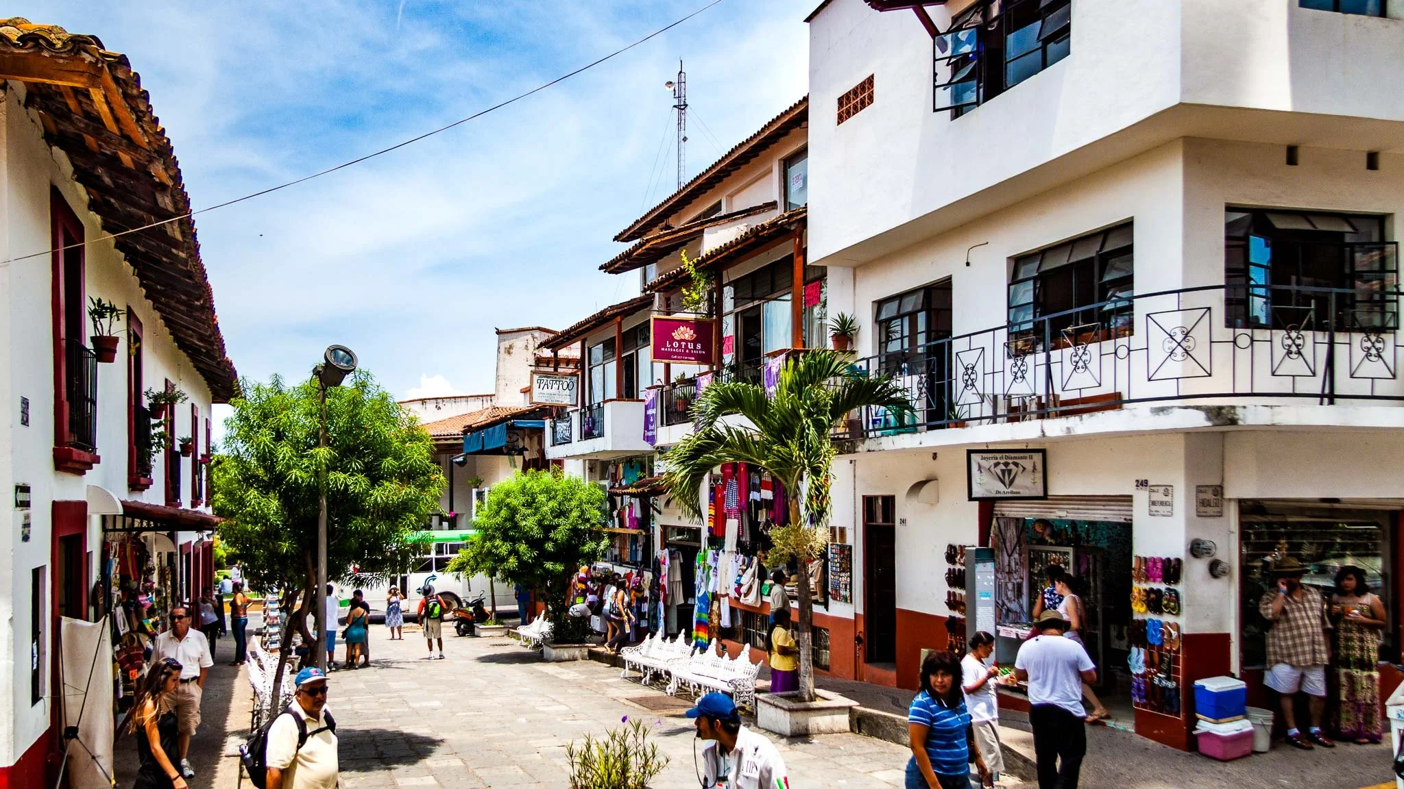 20110825-IMG_5716-Puerto Vallarta-Busy street.jpg