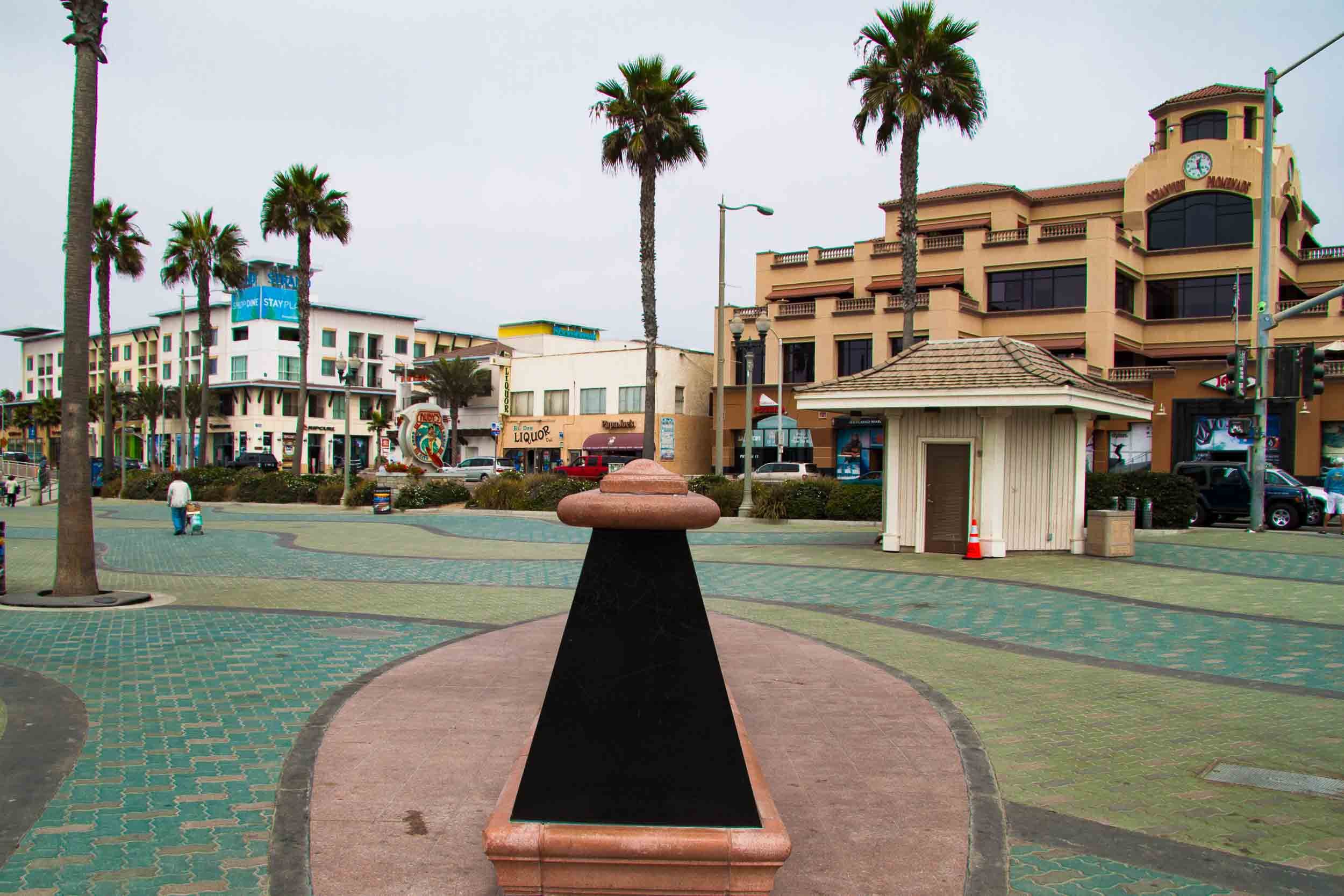 201009201233-IMG_2925-Huntington Beach-Memorial wall.jpg