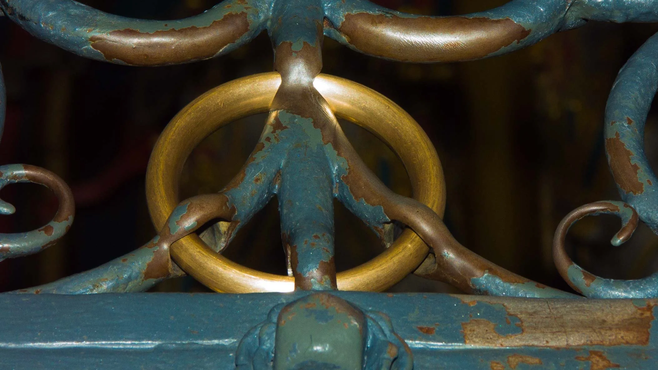 The famous seemless brass ring on the fence of the "Beautiful Fountain"