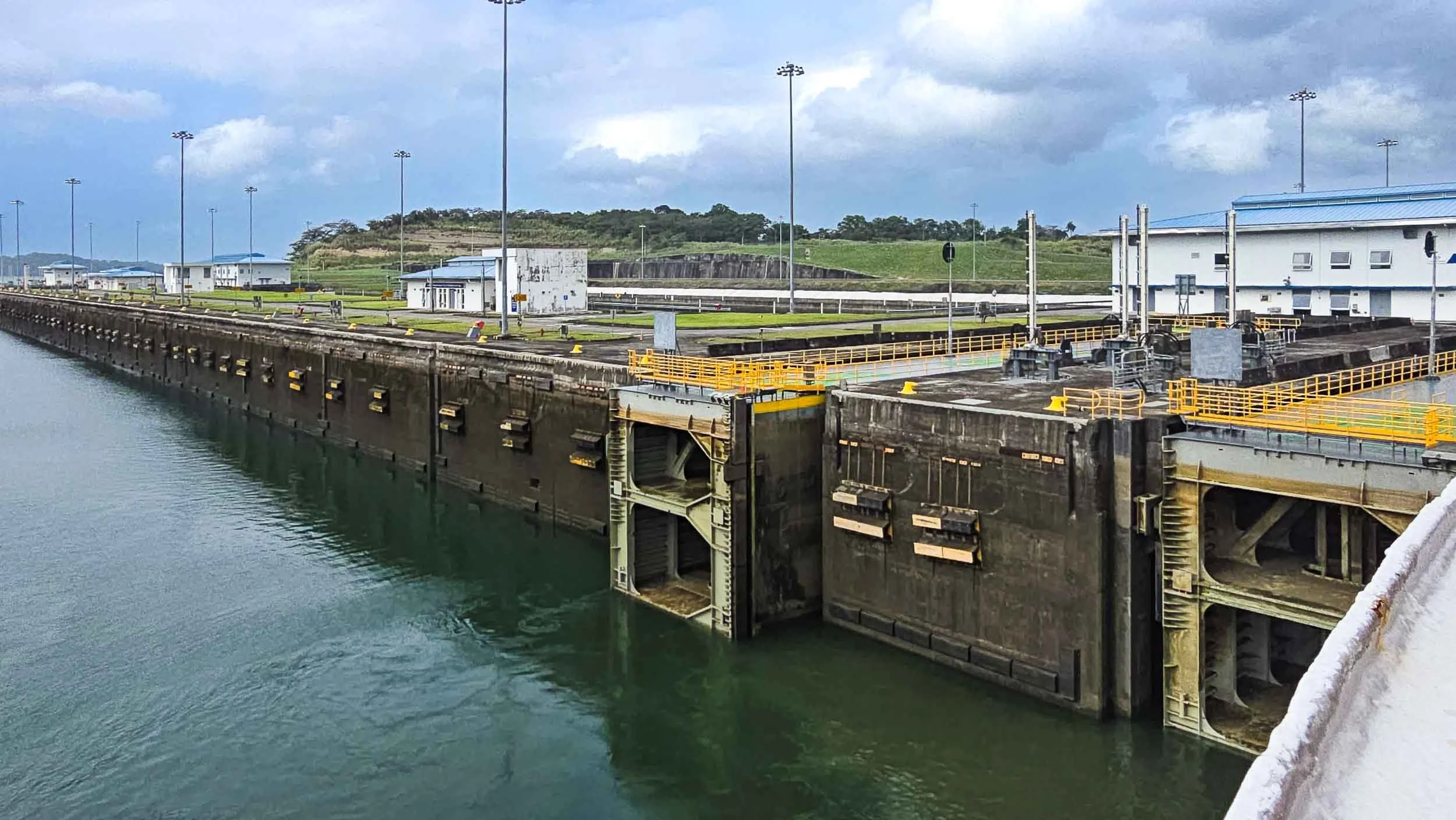 The gate of the locks retracted into the sidewall.