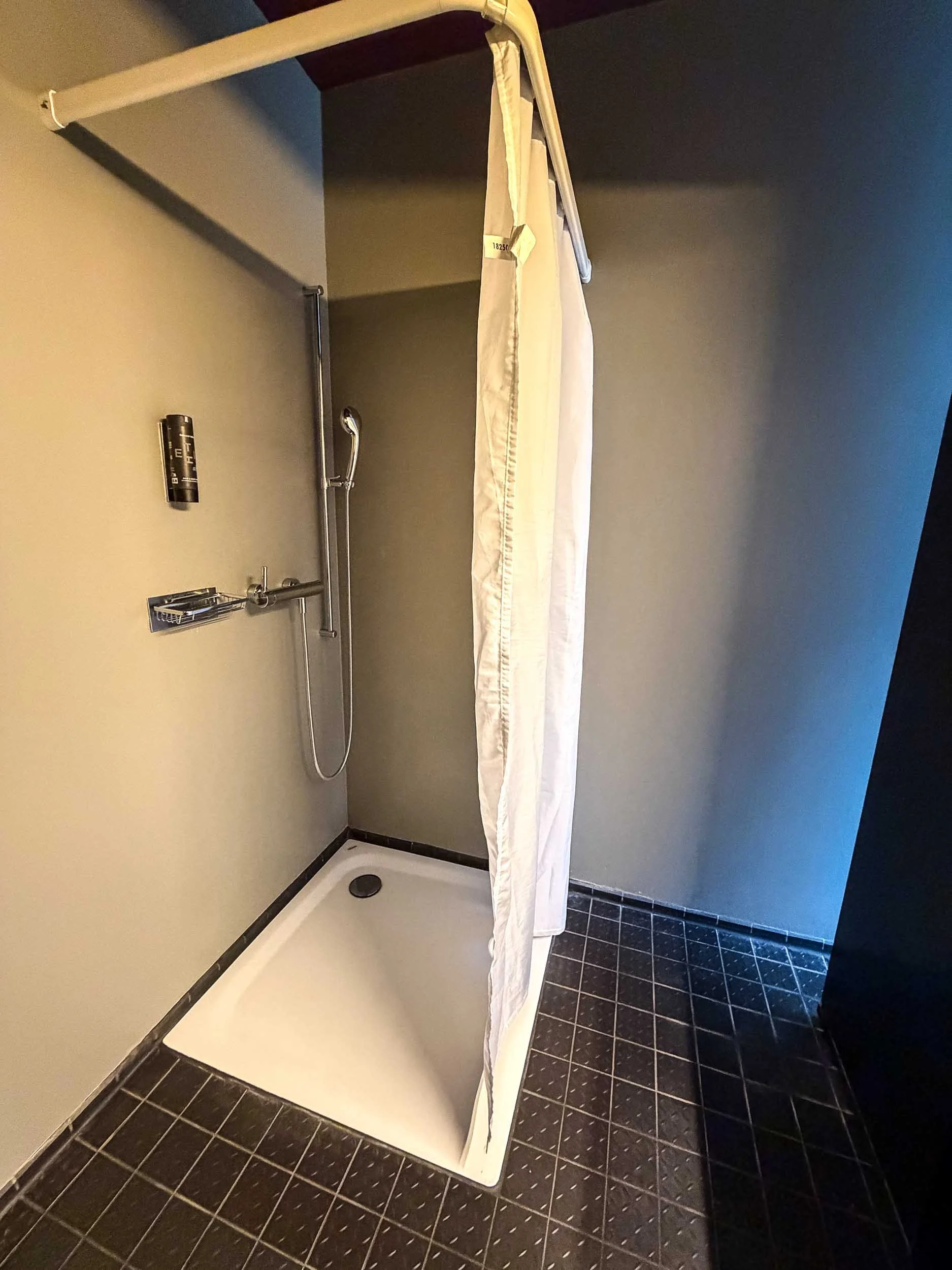 202609201521-IMG_2720-Basel-hotel shower.jpg