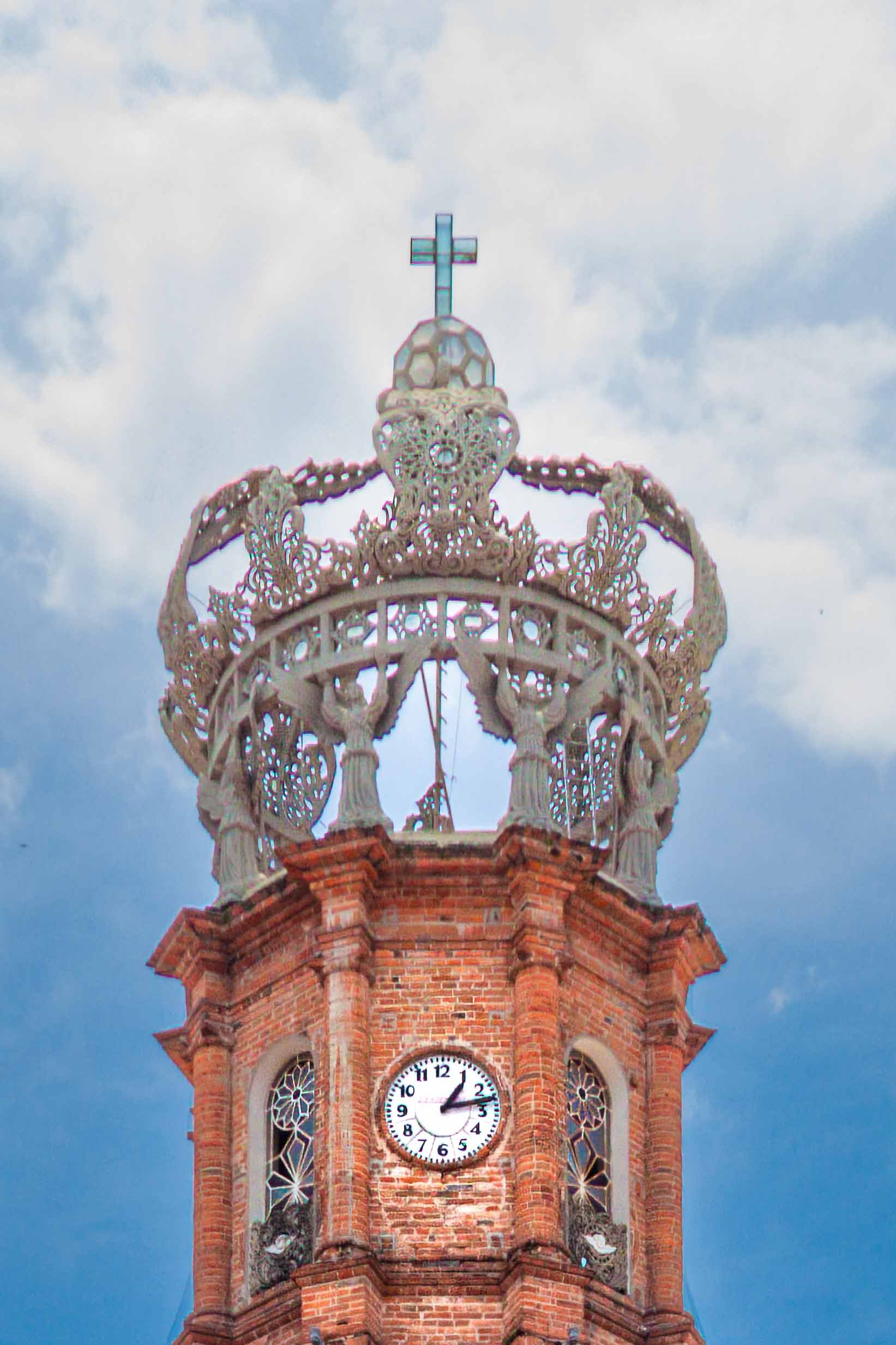 The original crown was installed in 1965. It was destroyed by a 1995 earthquake. 