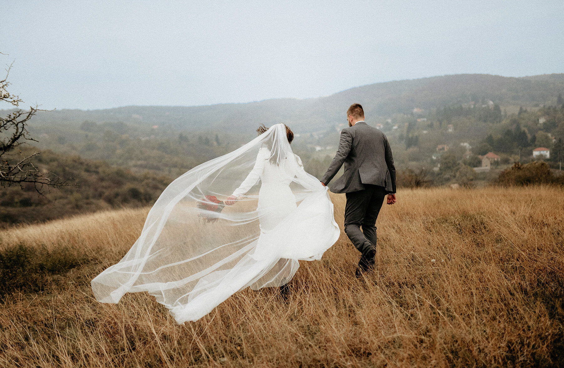 Lauries Kunden Evan und Kade, die nach ihrer Hochzeit einen Berg hinunterrennen. 