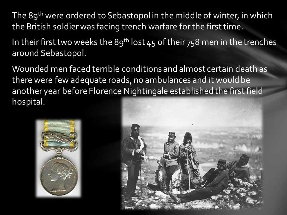 Historical photo of wounded soldiers during the Battle of Sebastopol in winter, with a medal of Queen Elizabeth II, highlighting the harsh conditions faced by British soldiers in the trenches.