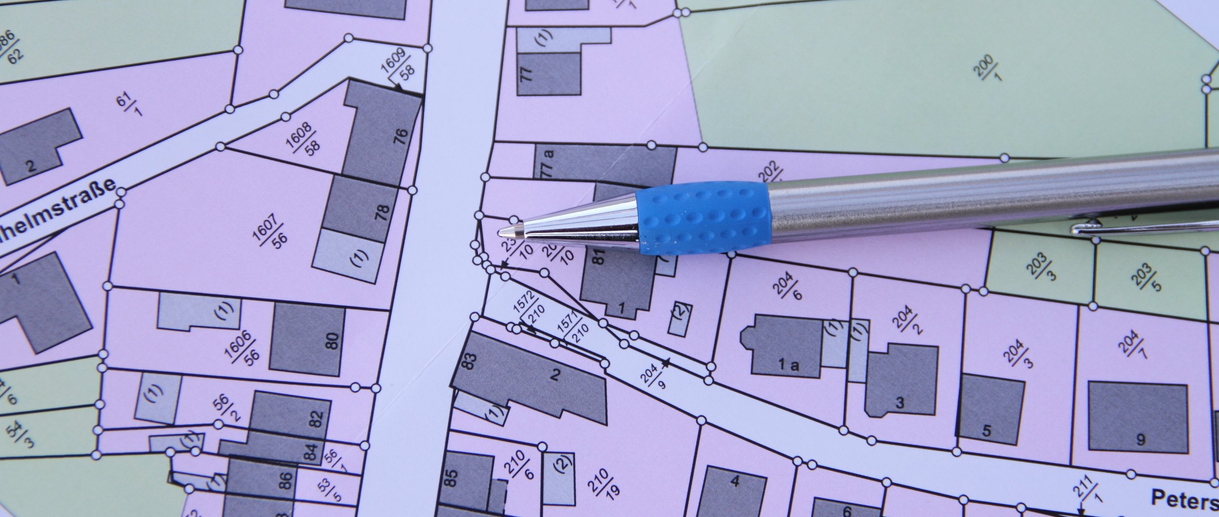 Plan cadastral avec un stylo bleu posé dessus.