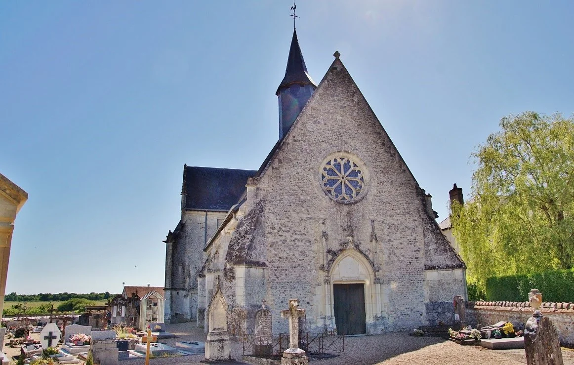 L'église Saint-Hilaire de Lassay-sur-Croisne, entourée de son cimetière.