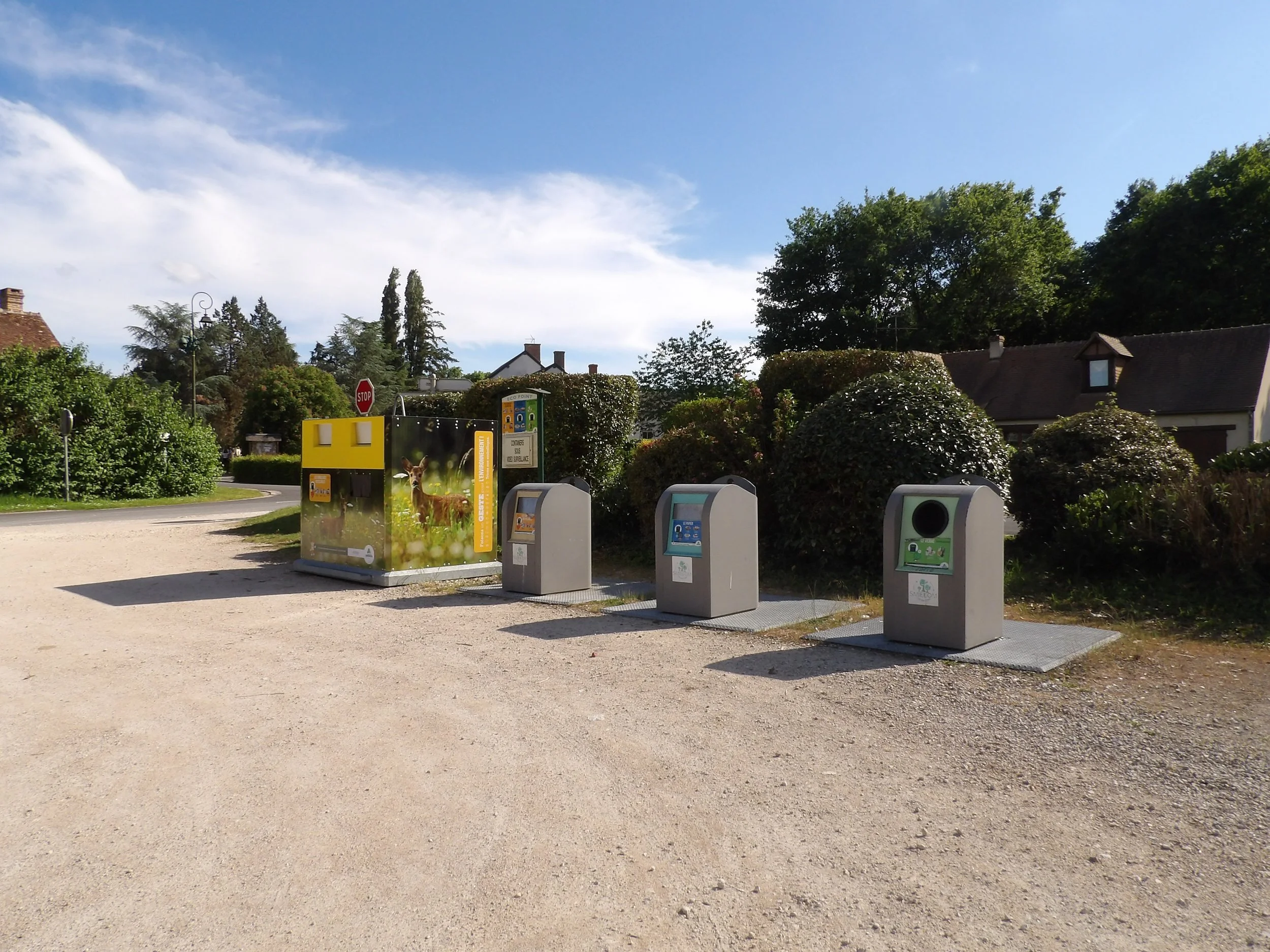 Zone de recyclage avec différentes poubelles pour le tri ©Maxime Roubalay