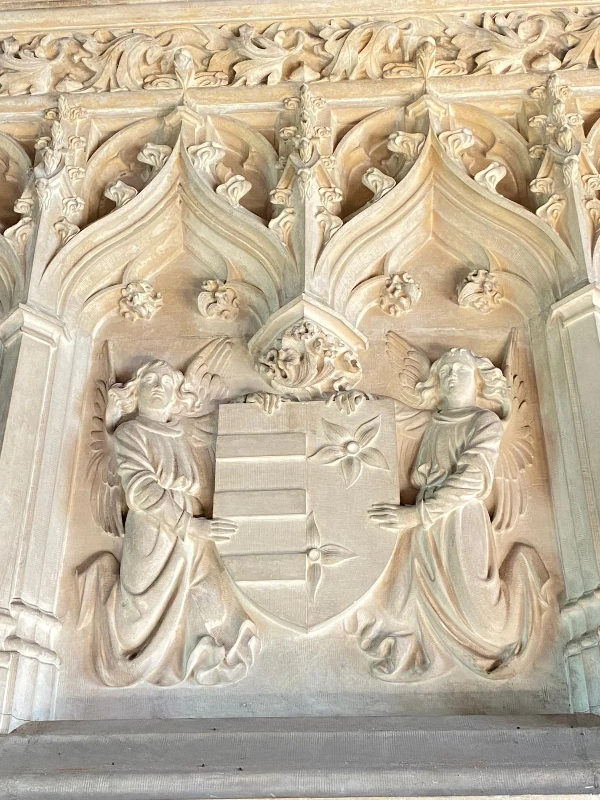 Relief sculpté montrant deux anges tenant un blason - Château du Moulin - La Perle de la Sologne - Lassay-sur-Croisne - Au coeur des plus beaux châteaux de la Loire et à proximité du ZooParc de Beauval
