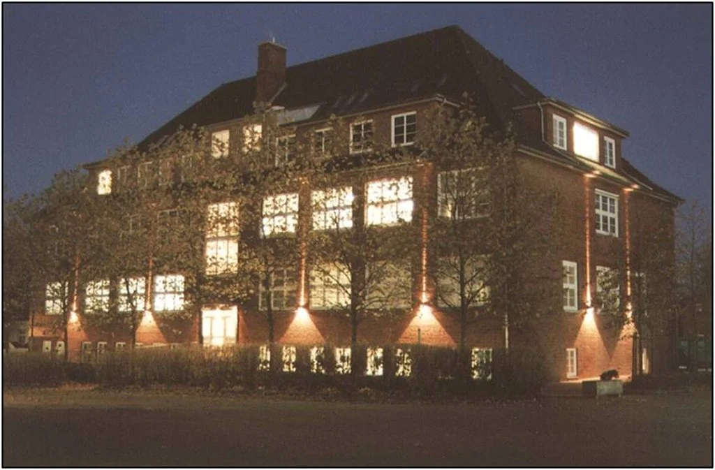 Pro Energie+Technik. Das Firmengebäude in Aurich bei Nacht