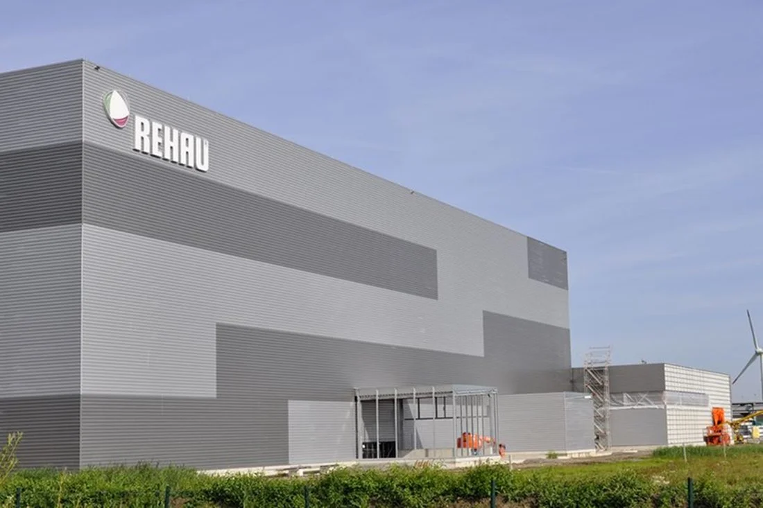 Neubau eines Hochregallagers und einer Kommissionshalle für Rehau in Velen