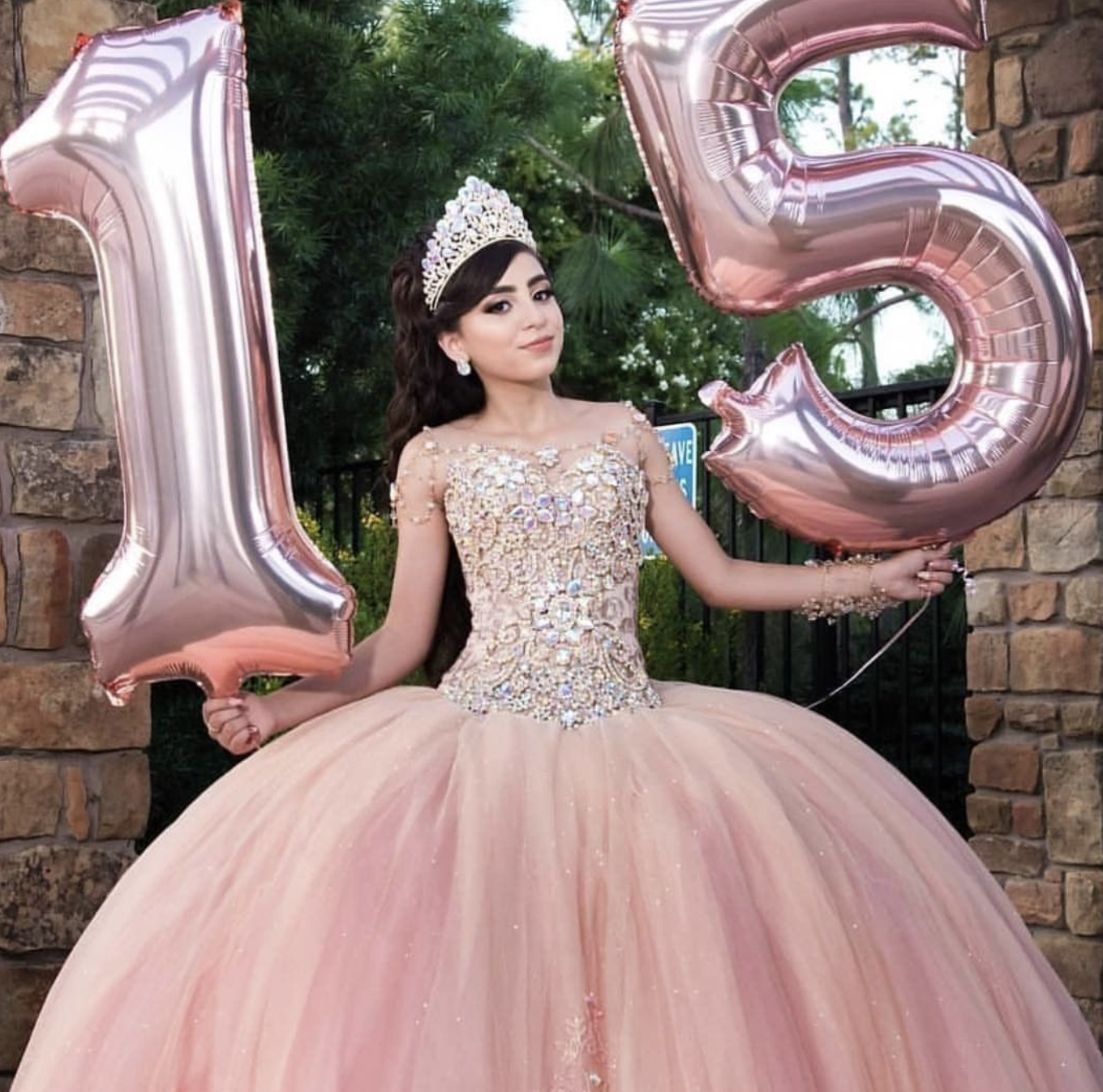 Quinceanera_girl with balloons.png