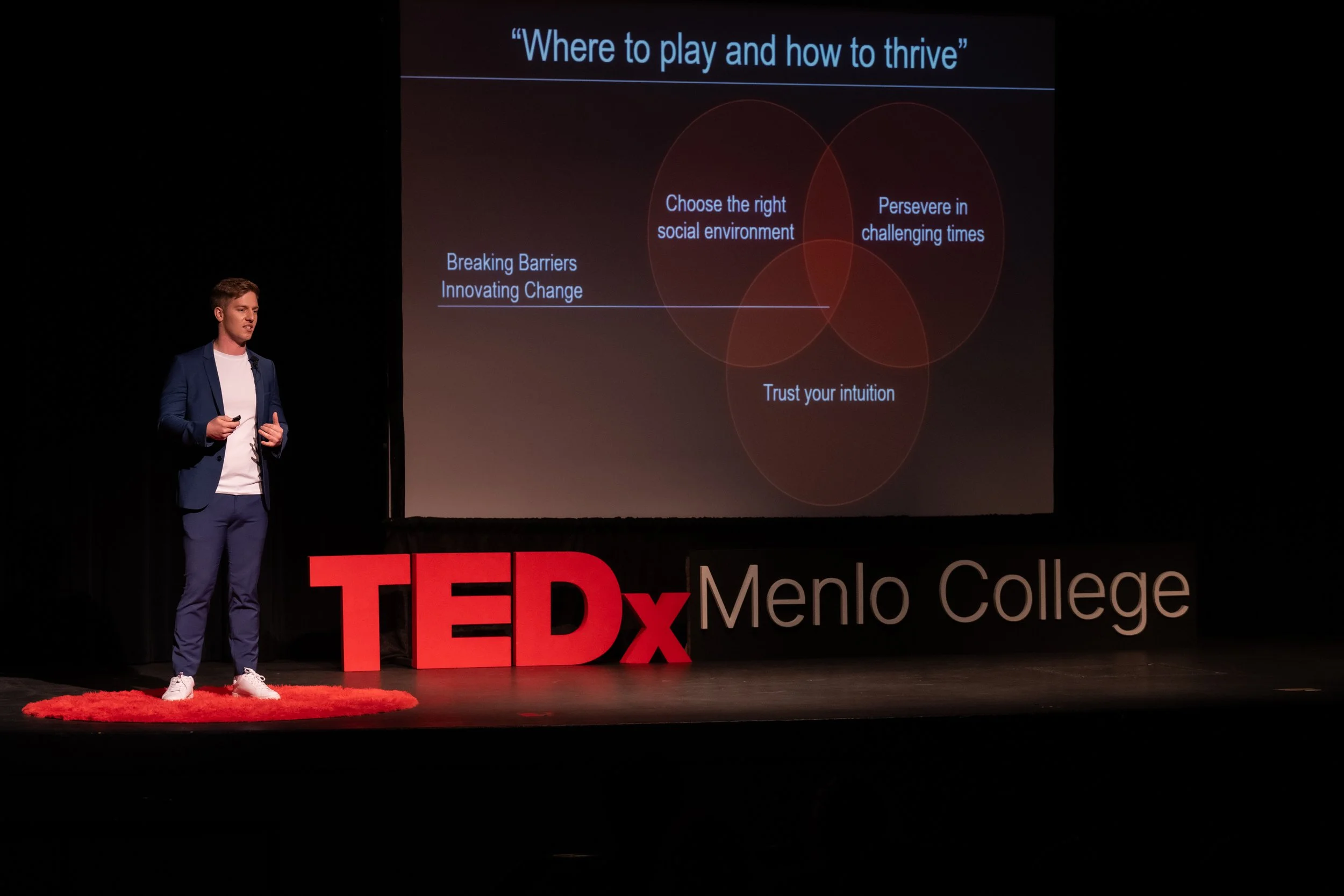 Basil Merk als Keynote Speaker beim TEDx Menlo College – Vortrag zu Intuition, Resilienz und Innovation im Vertrieb, tolle Folie und professionelles Bühnenbild