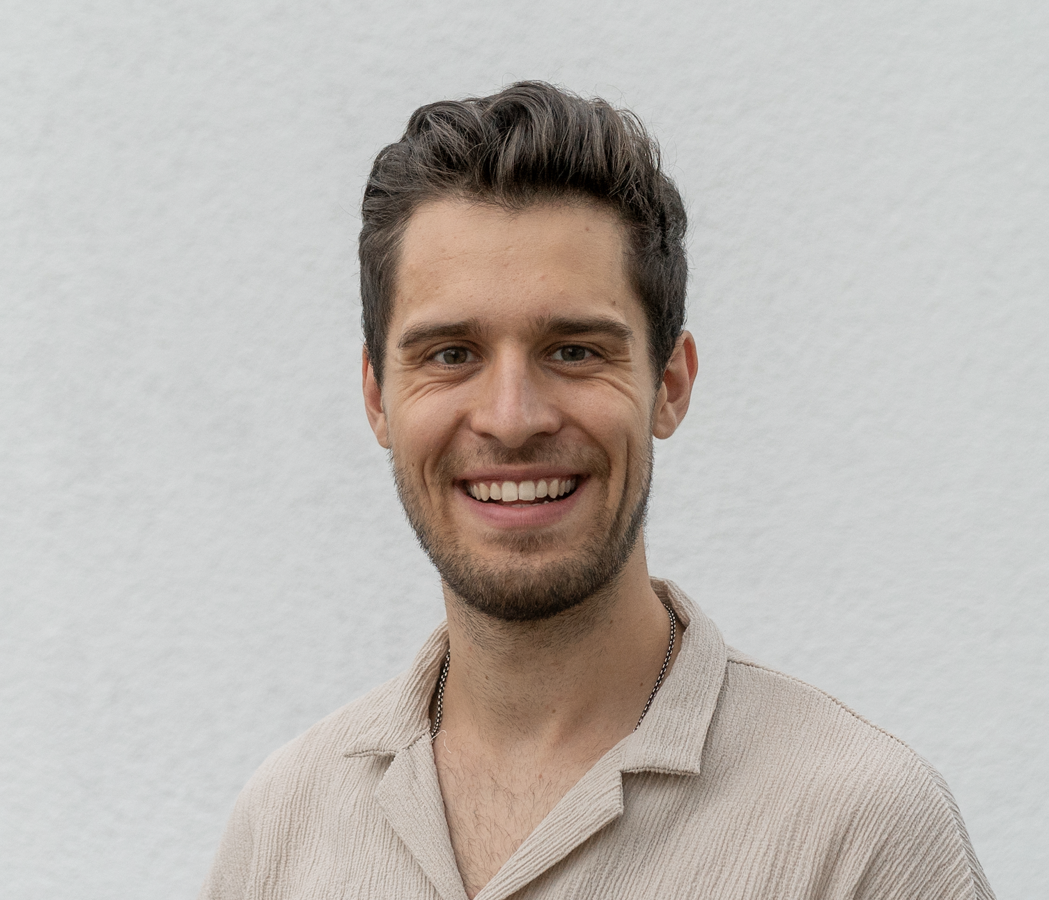 Geschäftsführer Julian Boes von Arcane Media empfiehlt Basil Merk als Keynote Speaker für Vertrieb und überzeugende Kommunikation im deutschsprachigen Raum