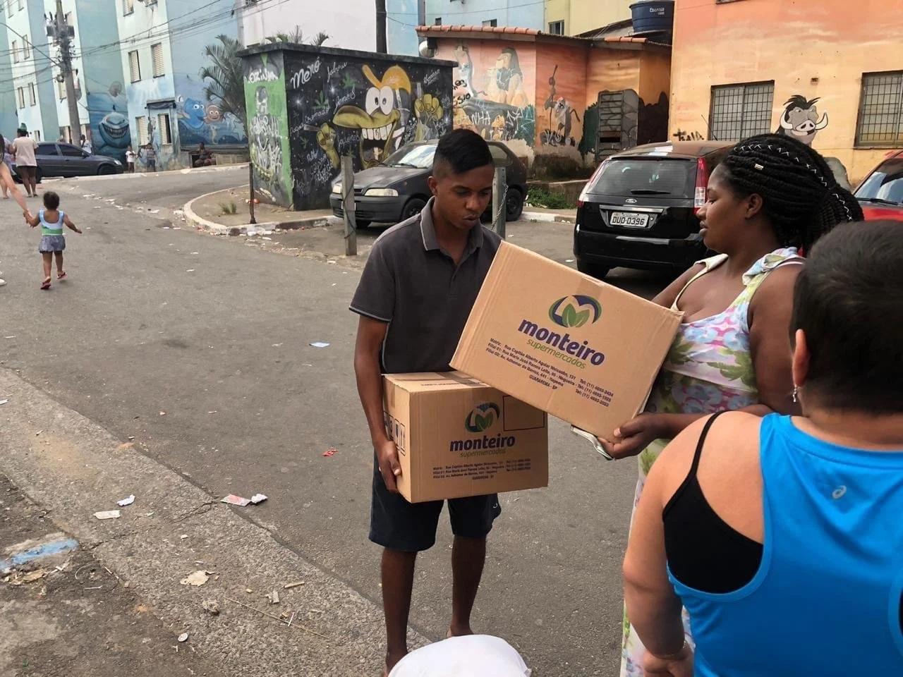 Basil Merk leitet seine jährliche Spendenaktion in Brasilien – gemeinsam mit seinem Team versorgt er Hunderte Familien für einen ganzen Monat mit lebensnotwendigen Lebensmitteln