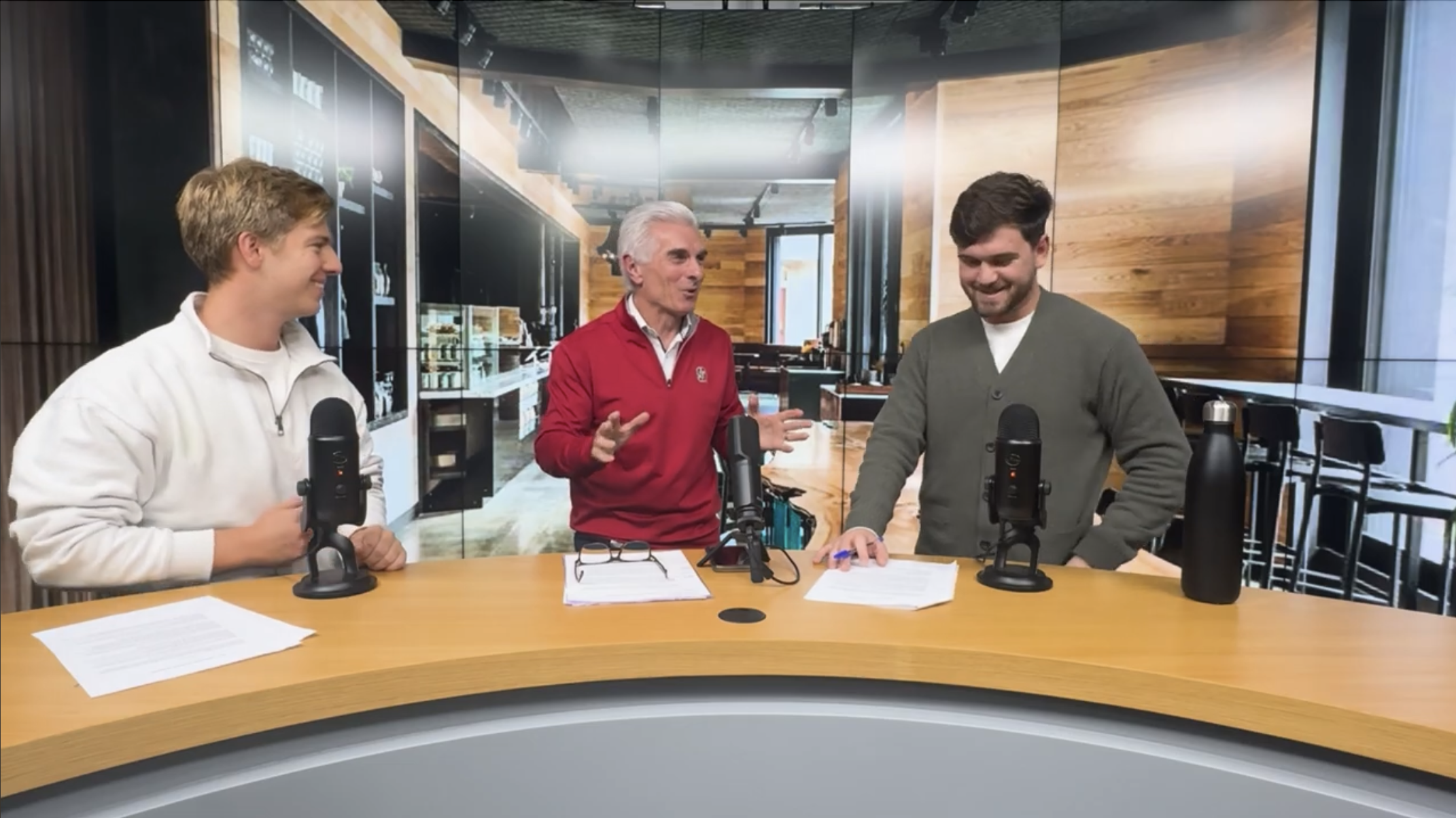 Basil moderiert einen Live Podcast in Englisch mit einem internationalen Business Experten, der Basil als Moderator für Unternehmen empfiehlt