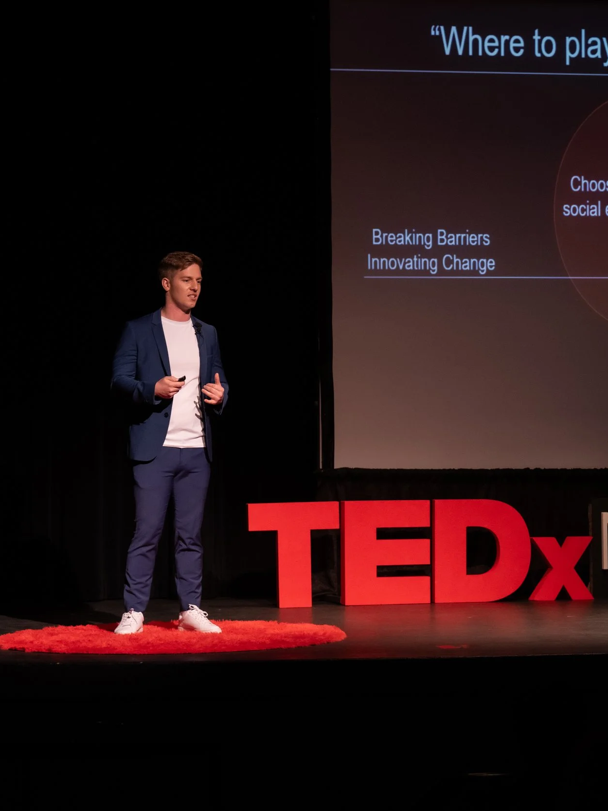 Basil Merk als Keynote Speaker auf der Bühne bei seinem eigenen TEDx Talk vor großem Publikum in dem es darum geht seinen Träumen zu folgen