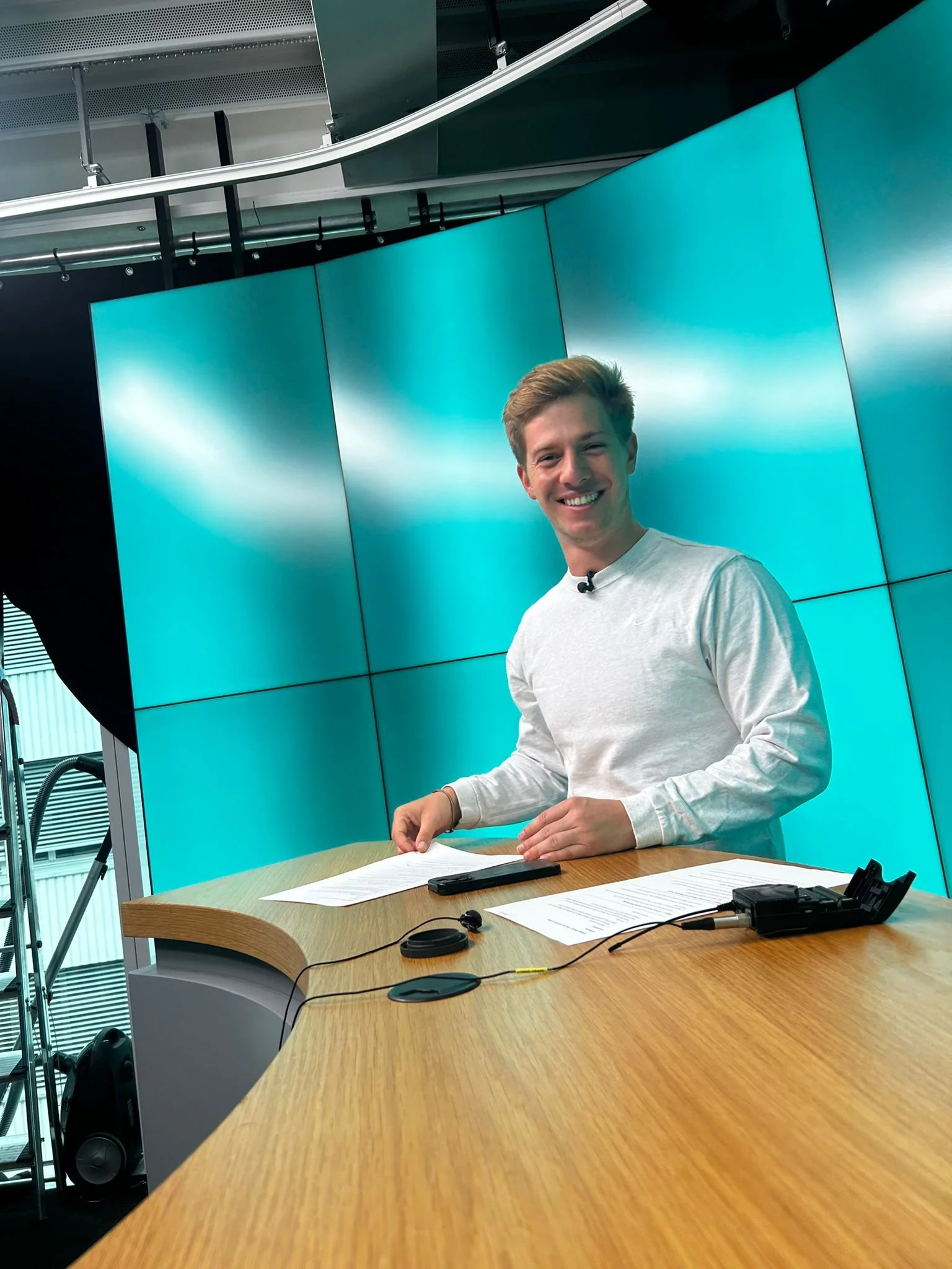 Basil Merk als Moderator für den Coffeebar Podcast im Headquarters des Millairden Unternehmns Bühler, während er den CEO Stefan Scheiber interviewed