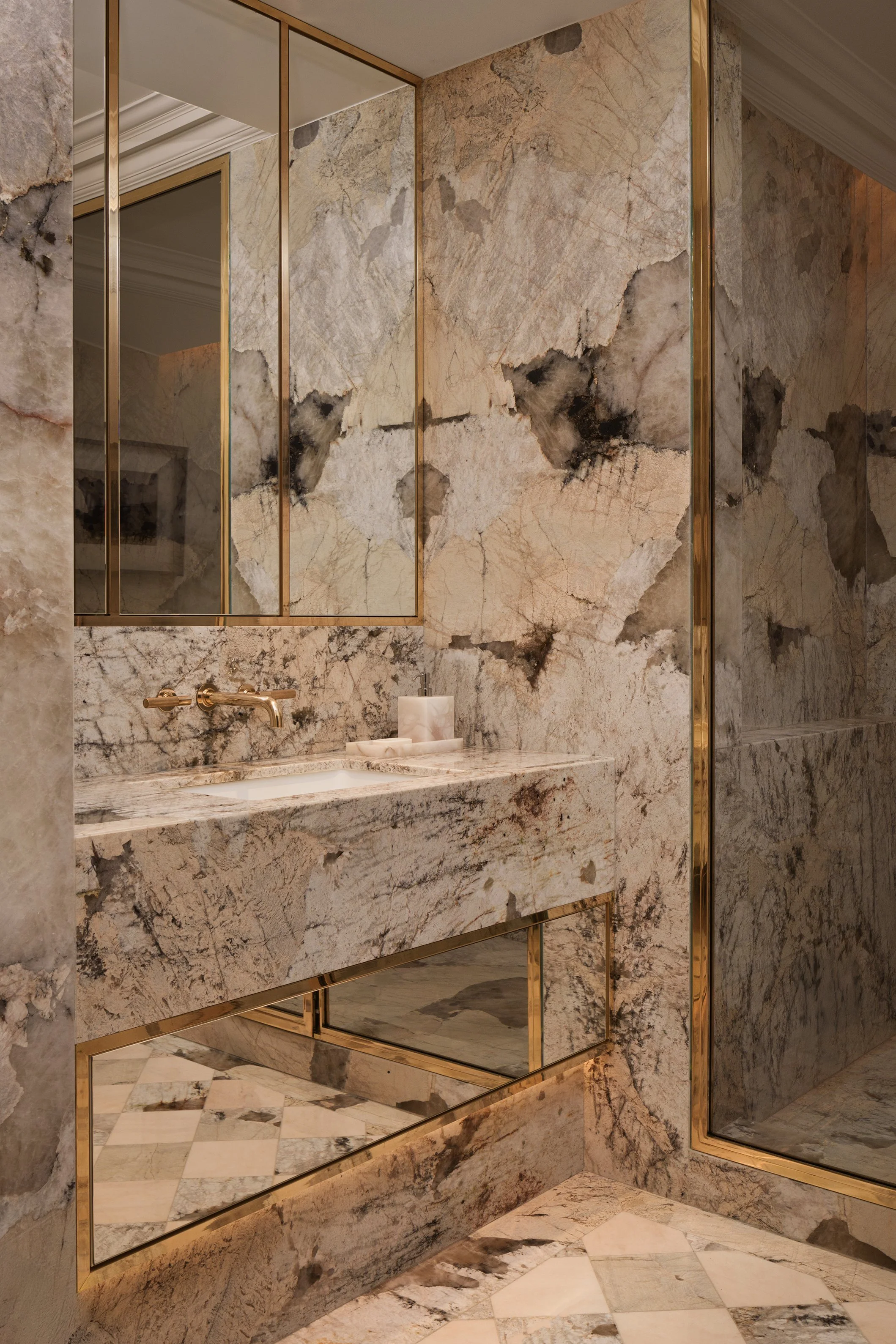 Callender_Howorth_Rue_Buenos_Ayres_Contact_Sheet_01 Master ensuite.jpg