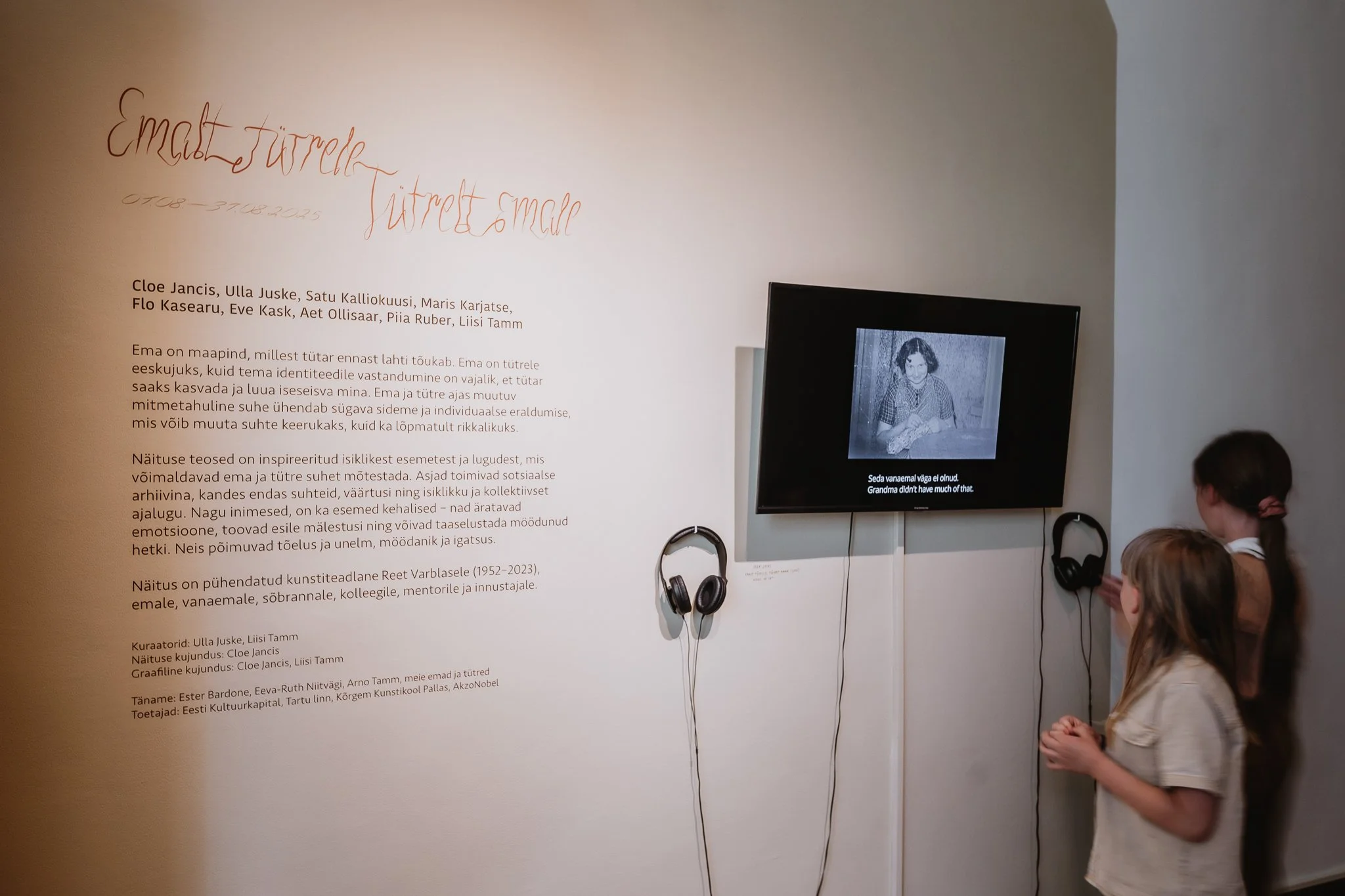 "From Moth er to Daughter , From Daughter to Mother", Ulla Juske. 2025

The women in our family have always
loved lively conversations, sharing stories
and memories, relating to and contrasting
with one another. Only fragments of these
dialogues ling