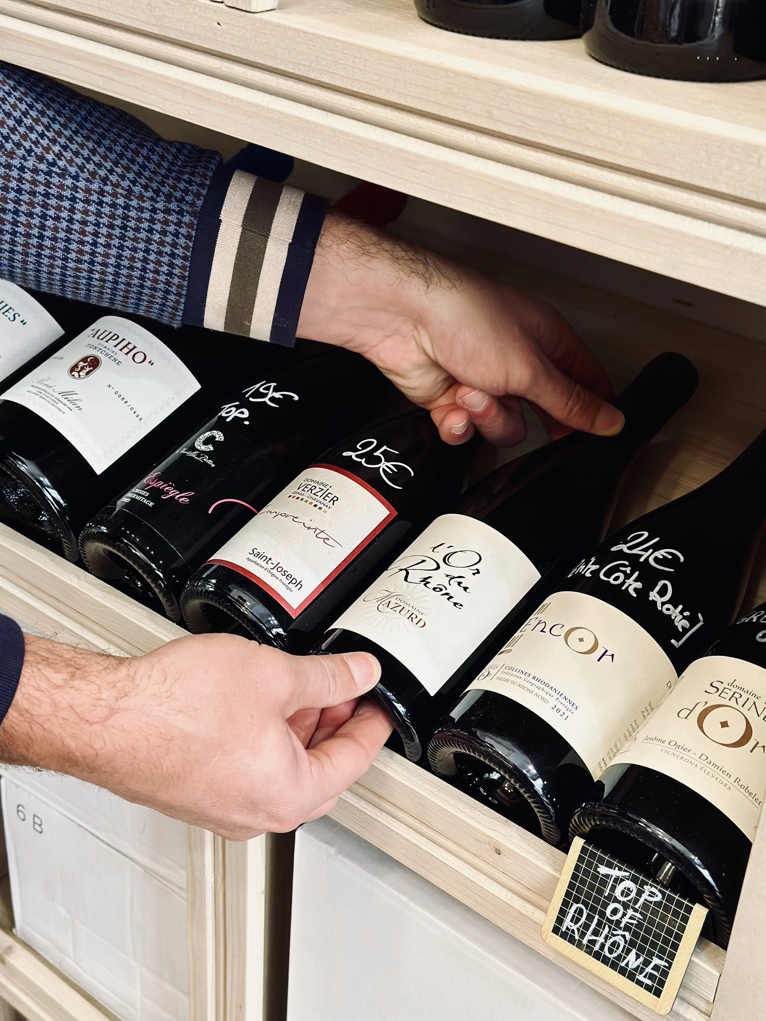 Chez Jaillet Lyon 6 | Alexis, le caviste Chez Jaillet sélectionne et range les domaines de la cave à Lyon 6.