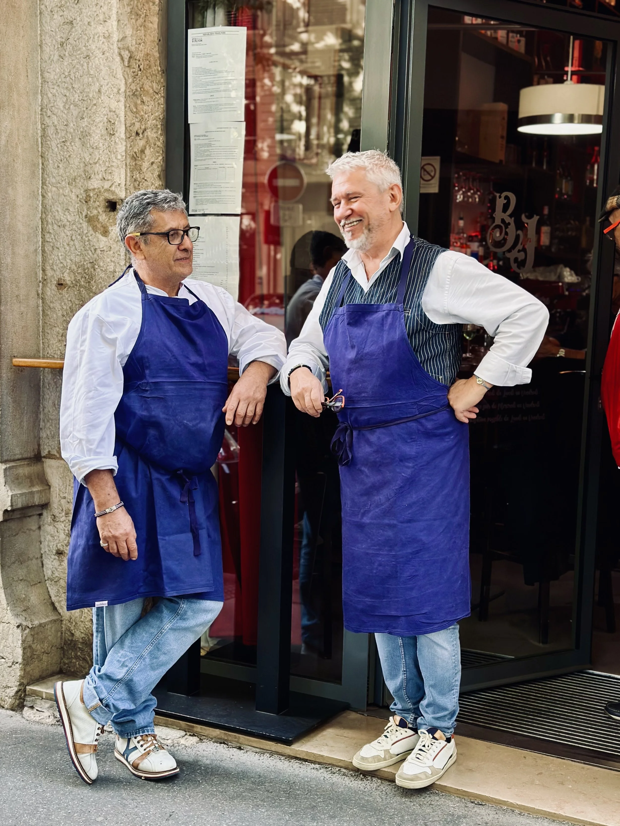 Chez Jaillet Lyon 6 | Didier Jaillet et son cuisinier Eric devant le Bistrot Chez Jaillet à Lyon 6, ouverture de la terrasse.