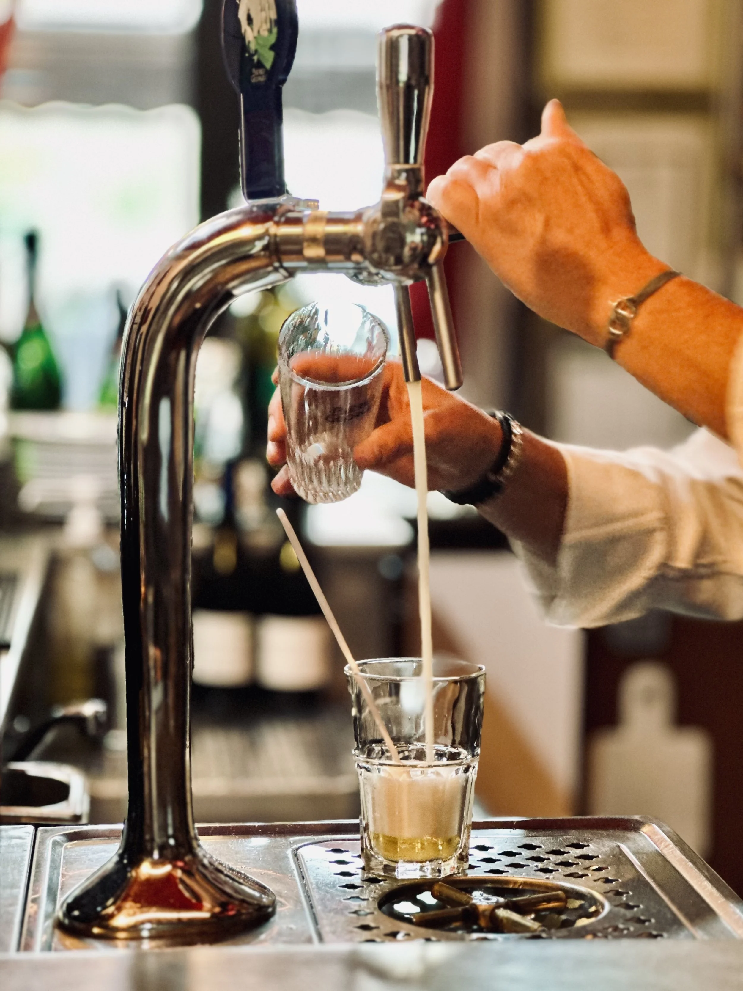 Chez Jaillet Lyon 6 | Didier Jaillet sert une bière blonde dans un verre en verre à l'aide d'une pompe à bière au Bistrot Lyon 6.
