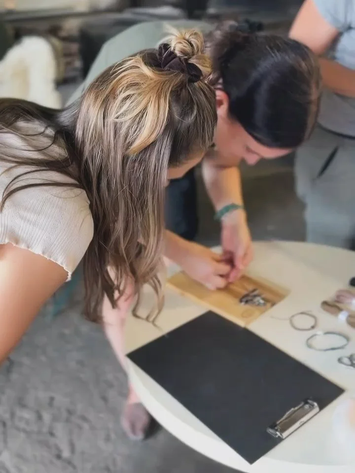 Ganzheitlicher Gold-Amulett Kurs mit 6 Frauen 🐦&zwj;🔥

Wenn ein Soulclient deine erste Assistentin wird grossen Dank an @biancanero_art es hat super geflowt❤️🥰🙏

Was f&uuml;r ein kraftvoller Tag war das. Viele Emotionen durften im Sharing Circle 