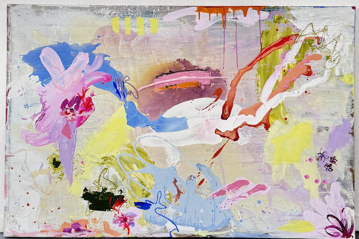 Abstraktes Gemälde mit bunten Farbspritzern und Pinselstrichen in Pink, Blau, Gelb, Rot, Violett und Schwarz auf einer weißen Leinwand.
