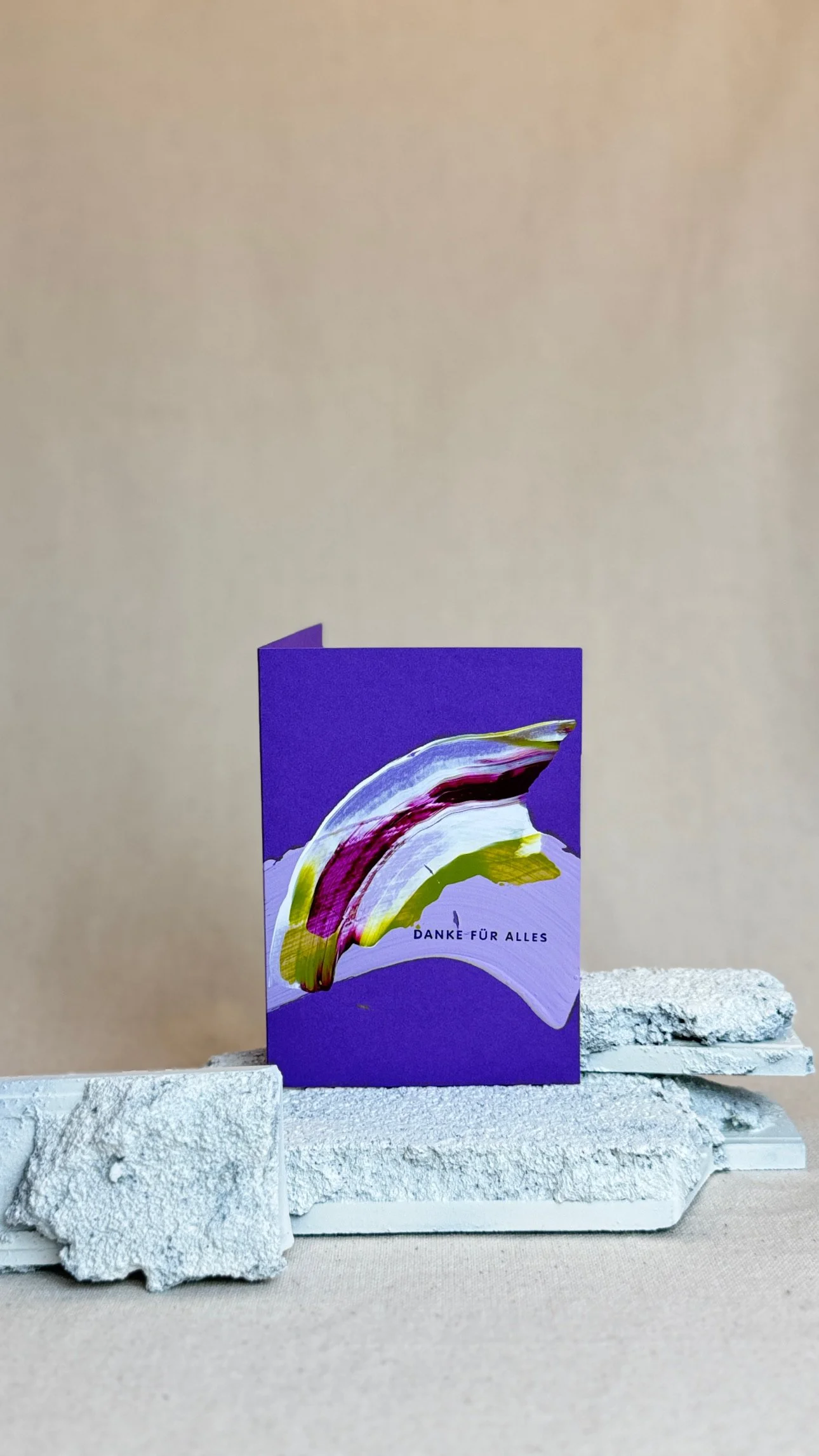 Kunstkarte „Danke für alles" – Aquarell mit abstraktem Pinselstrich auf lila Hintergrund